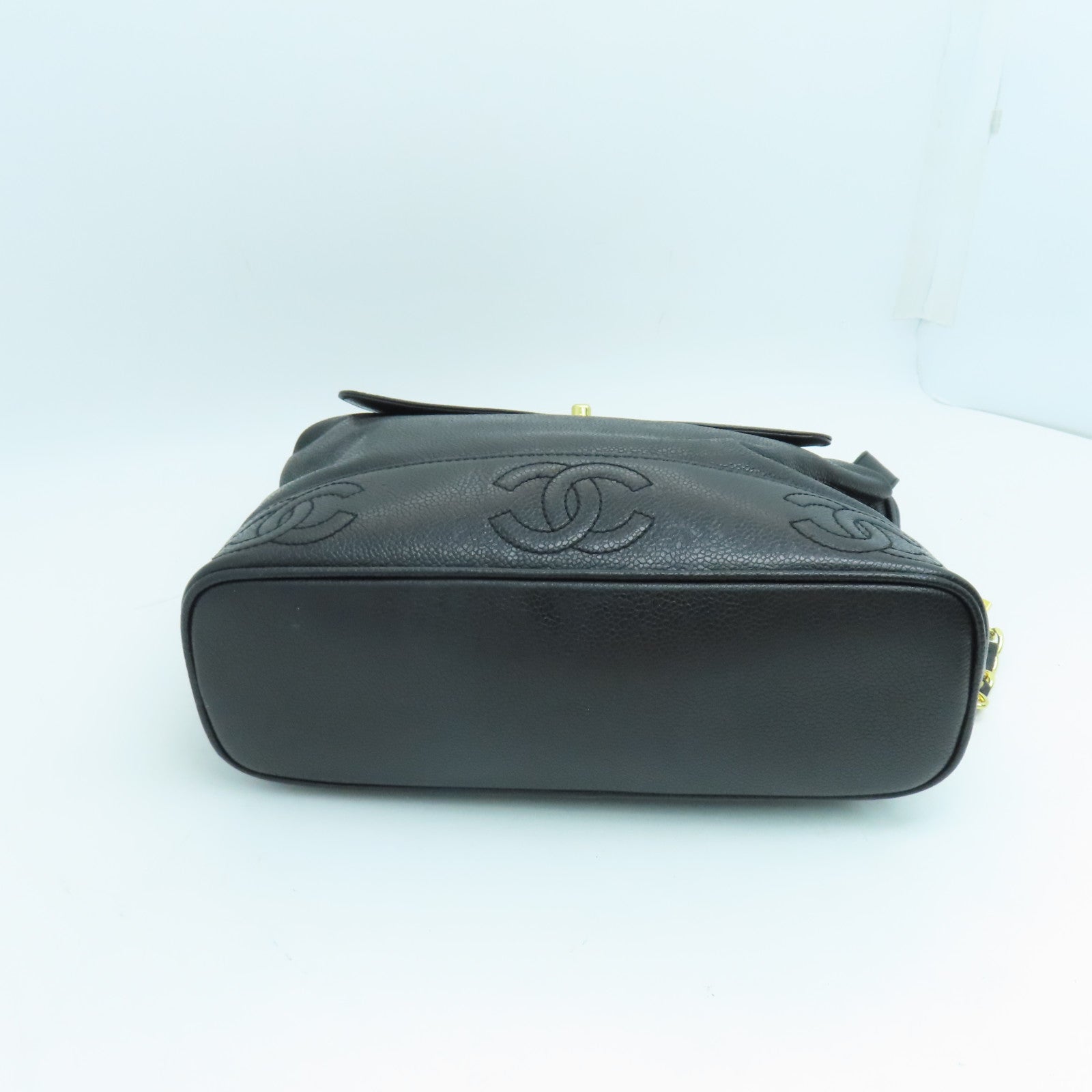 CHANEL Caviar皮革Rucksack金扣背包黑色