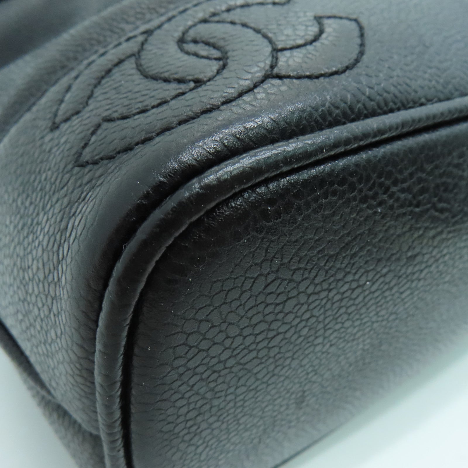 CHANEL Caviar皮革Rucksack金扣背包黑色