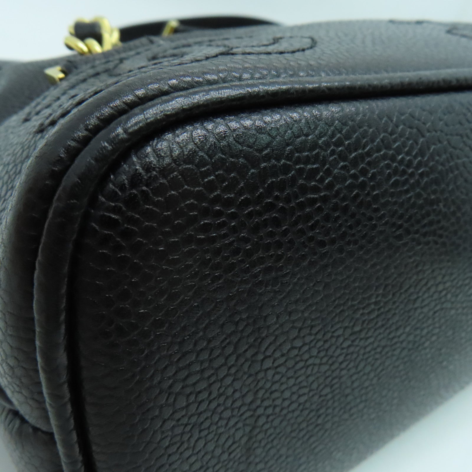 CHANEL Caviar皮革Rucksack金扣背包黑色