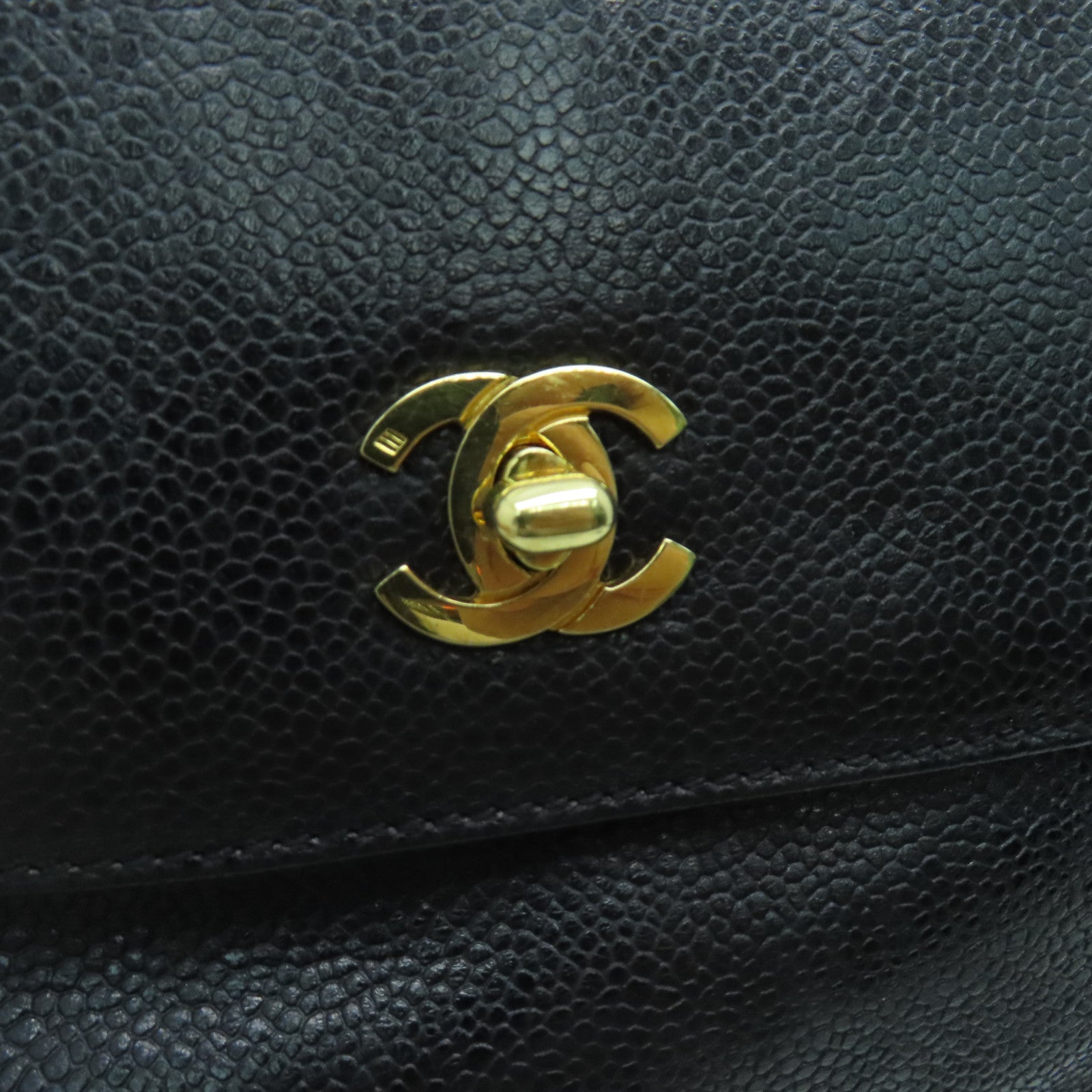 CHANEL Caviar皮革Rucksack金扣背包黑色