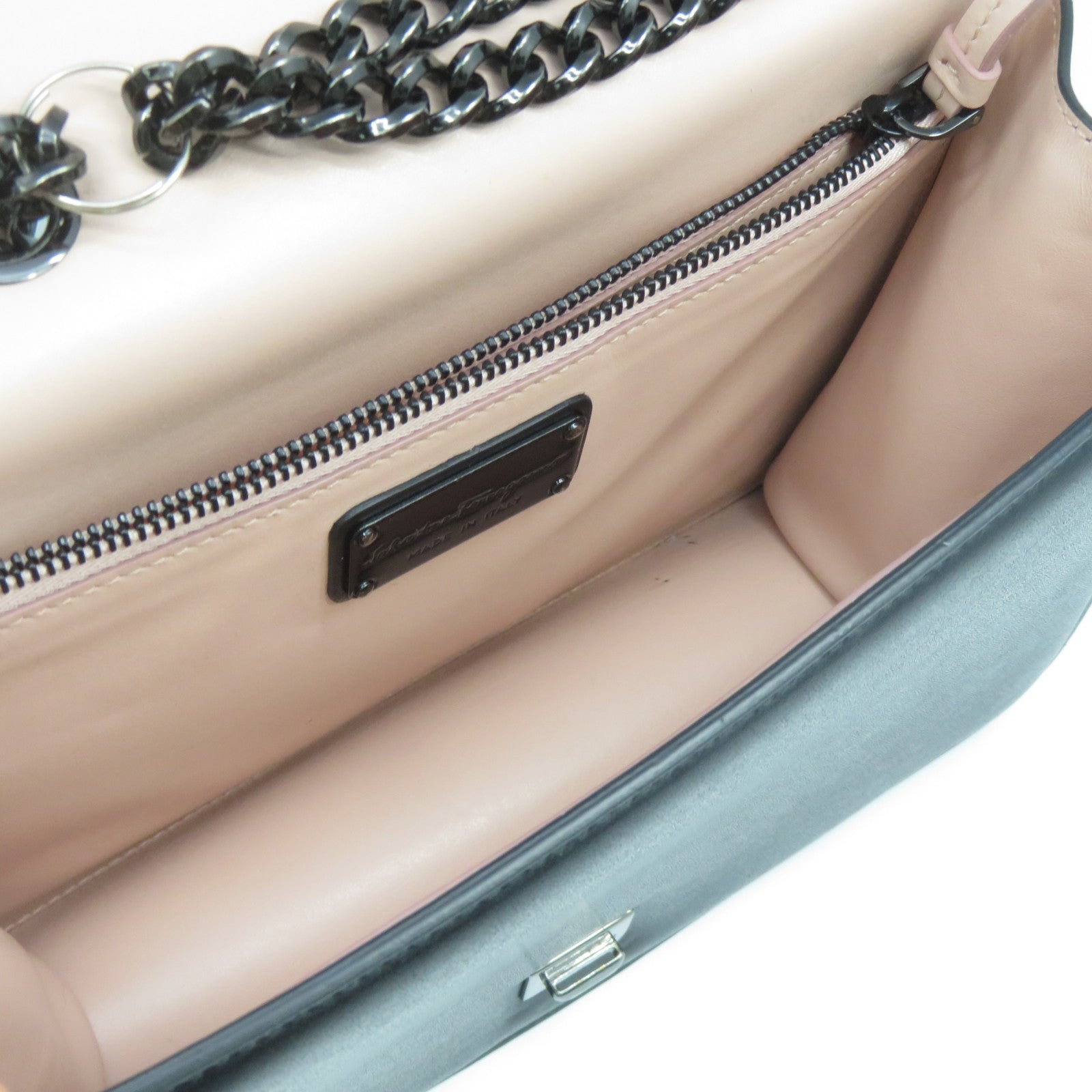 Salvatore Ferragamo 牛皮皮革Shoulder Bag銀扣鏈帶肩背袋黑色