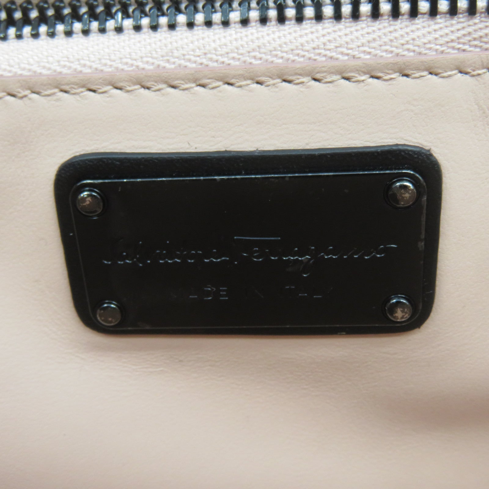 Salvatore Ferragamo 牛皮皮革Shoulder Bag銀扣鏈帶肩背袋黑色