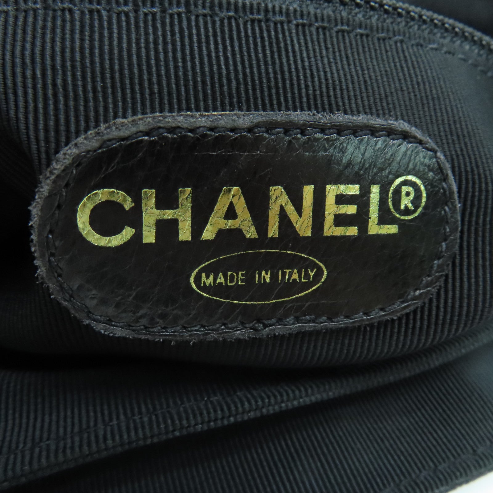 CHANEL Caviar皮革Rucksack金扣背包黑色