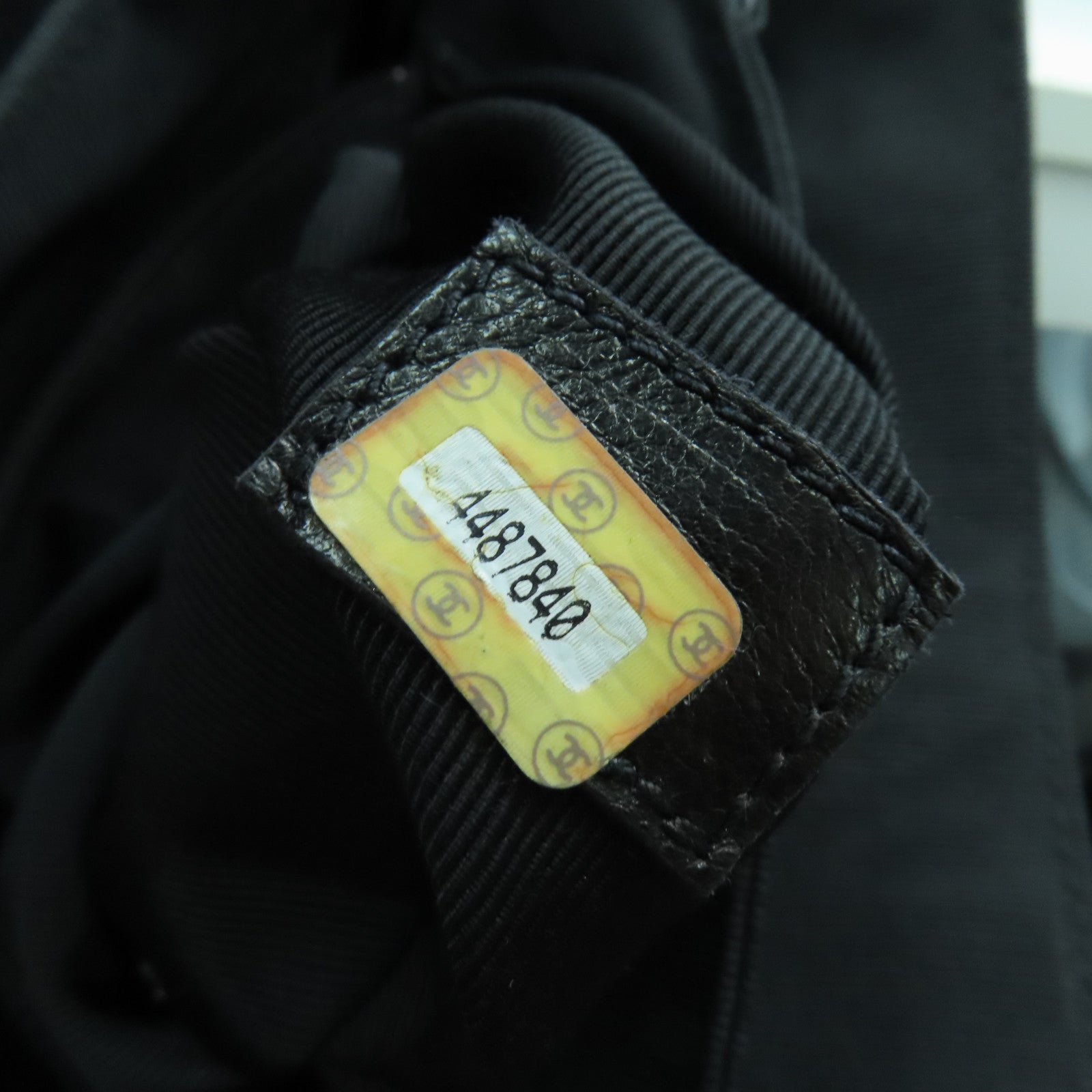 CHANEL Caviar皮革Rucksack金扣背包黑色