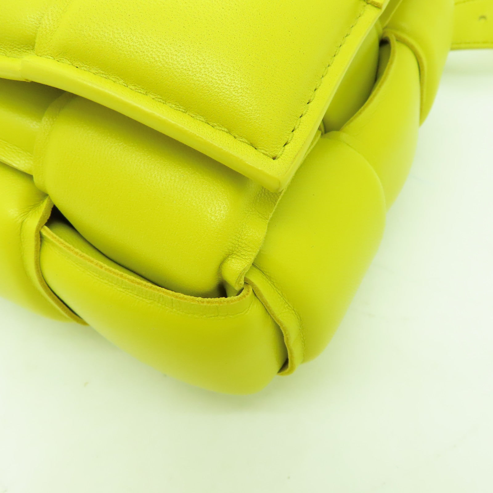 BOTTEGA VENETA 羊皮皮革Padded Cassette金扣肩背袋黃色