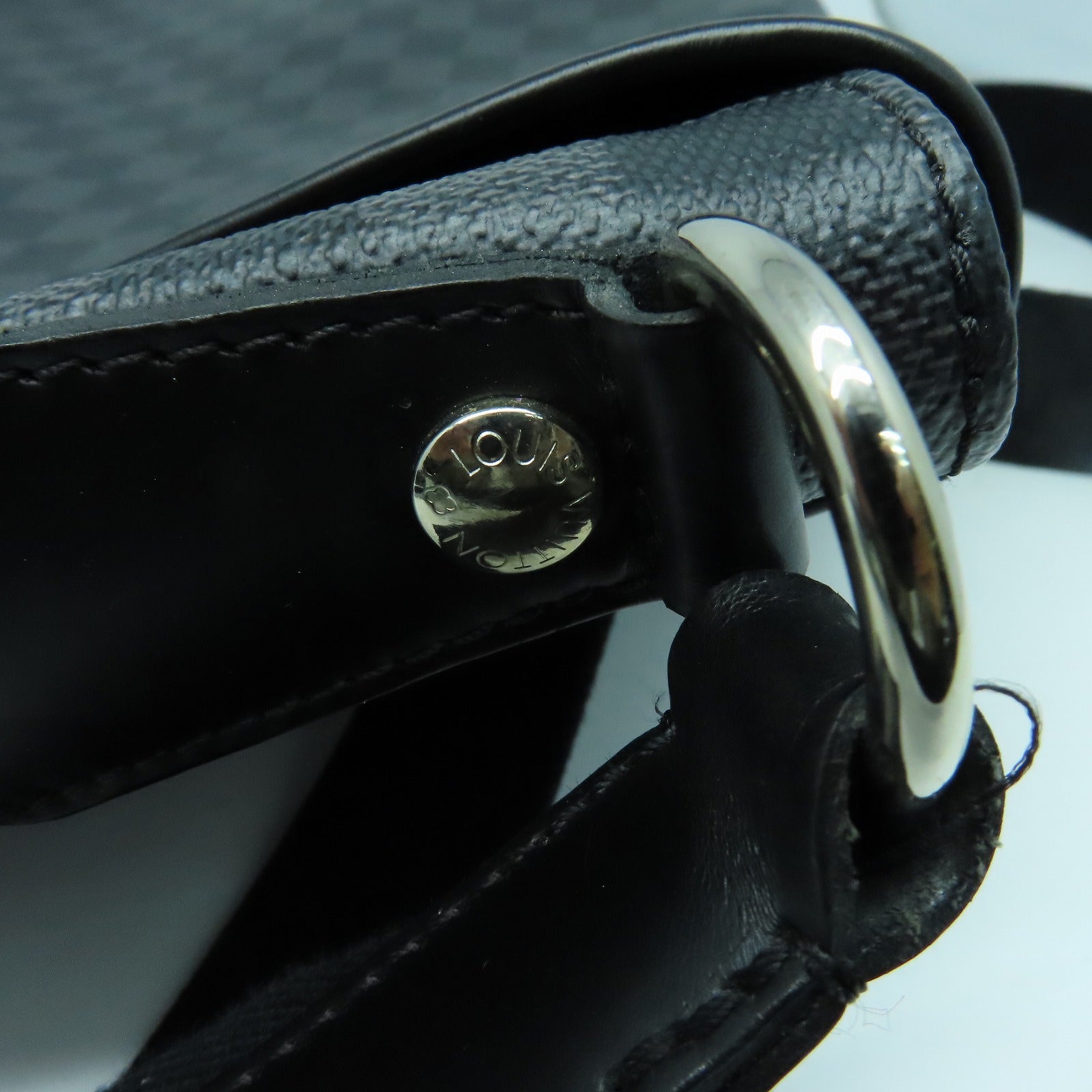 LOUIS VUITTON Graphite Daniel MM银扣肩背袋黑色