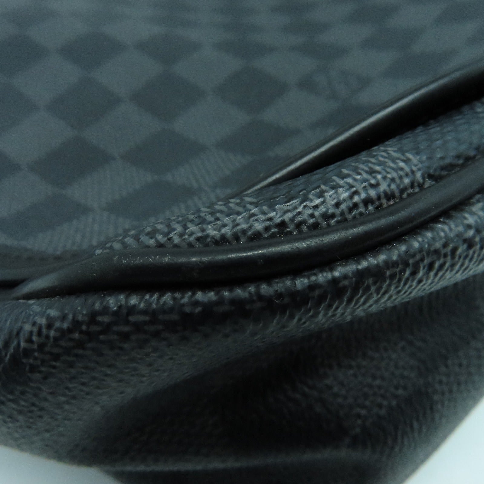 LOUIS VUITTON Graphite Daniel MM银扣肩背袋黑色