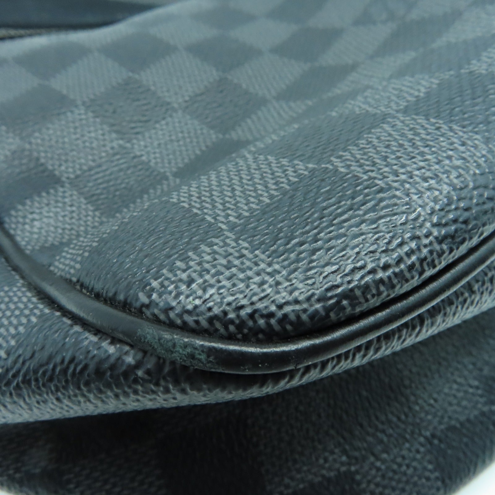 LOUIS VUITTON Graphite Daniel MM银扣肩背袋黑色