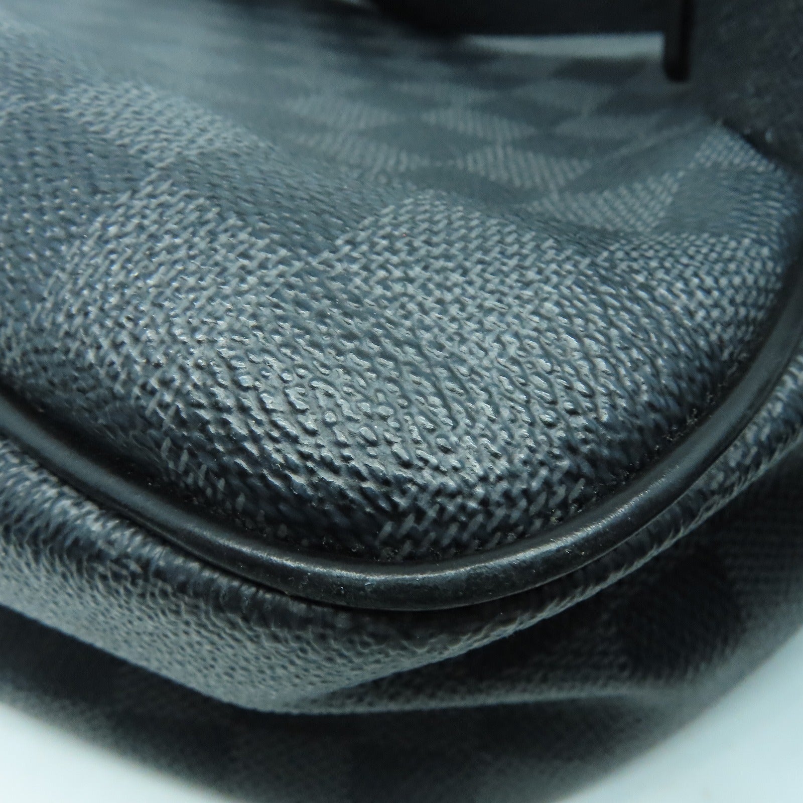 LOUIS VUITTON Graphite Daniel MM银扣肩背袋黑色