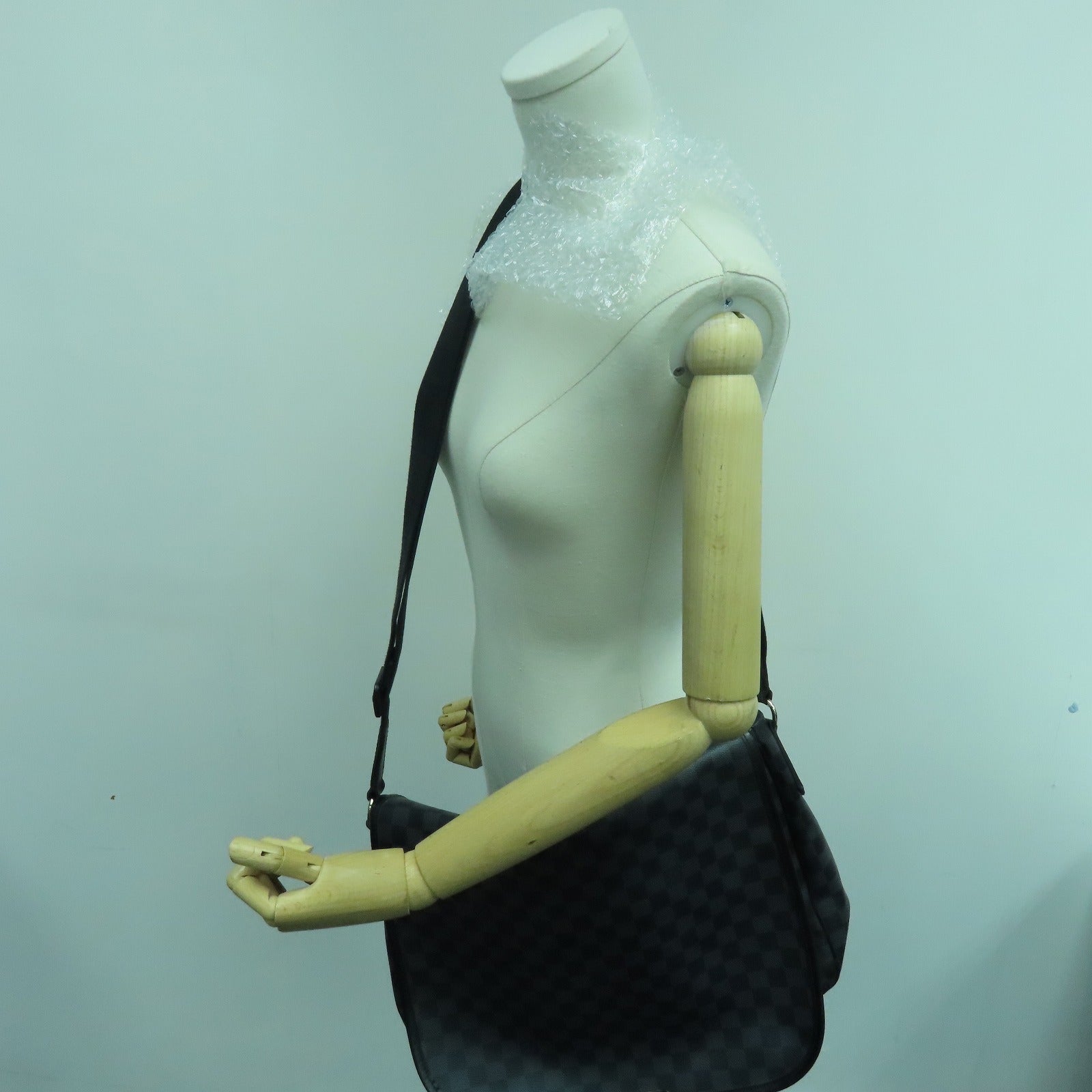 LOUIS VUITTON Graphite Daniel MM银扣肩背袋黑色