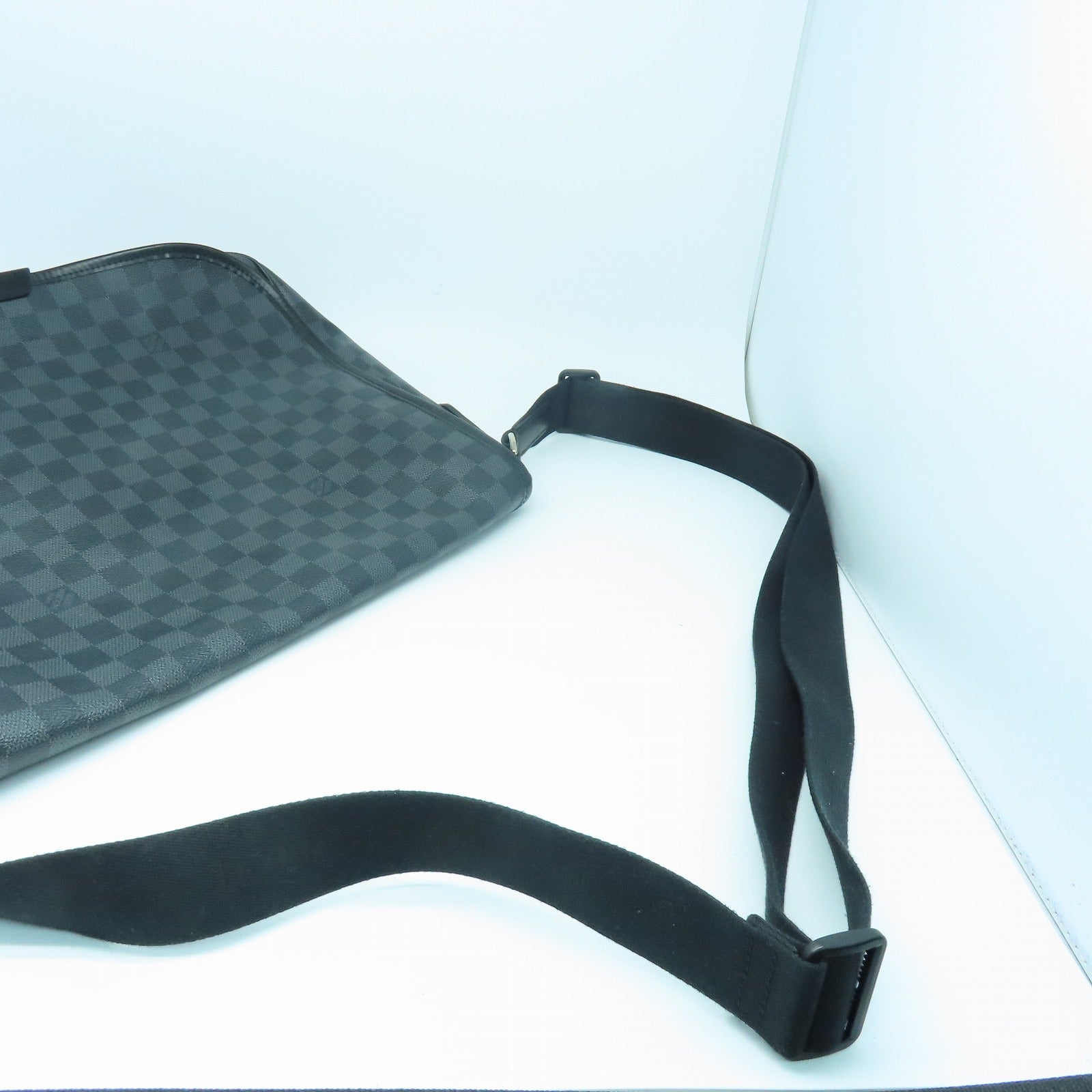 LOUIS VUITTON Graphite Daniel MM银扣肩背袋黑色
