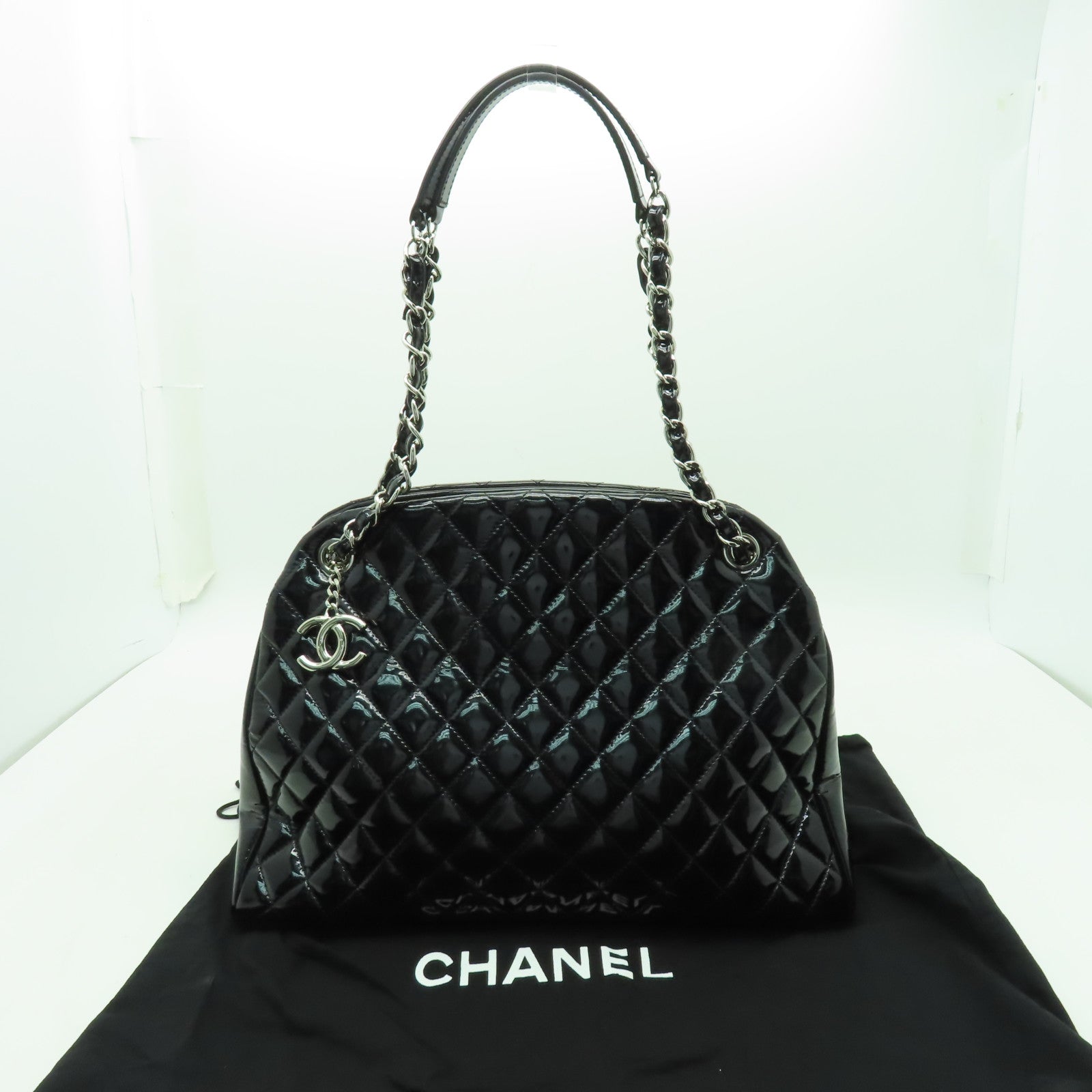 CHANEL 菱格漆皮皮革Mademoiselle銀扣肩背袋黒色