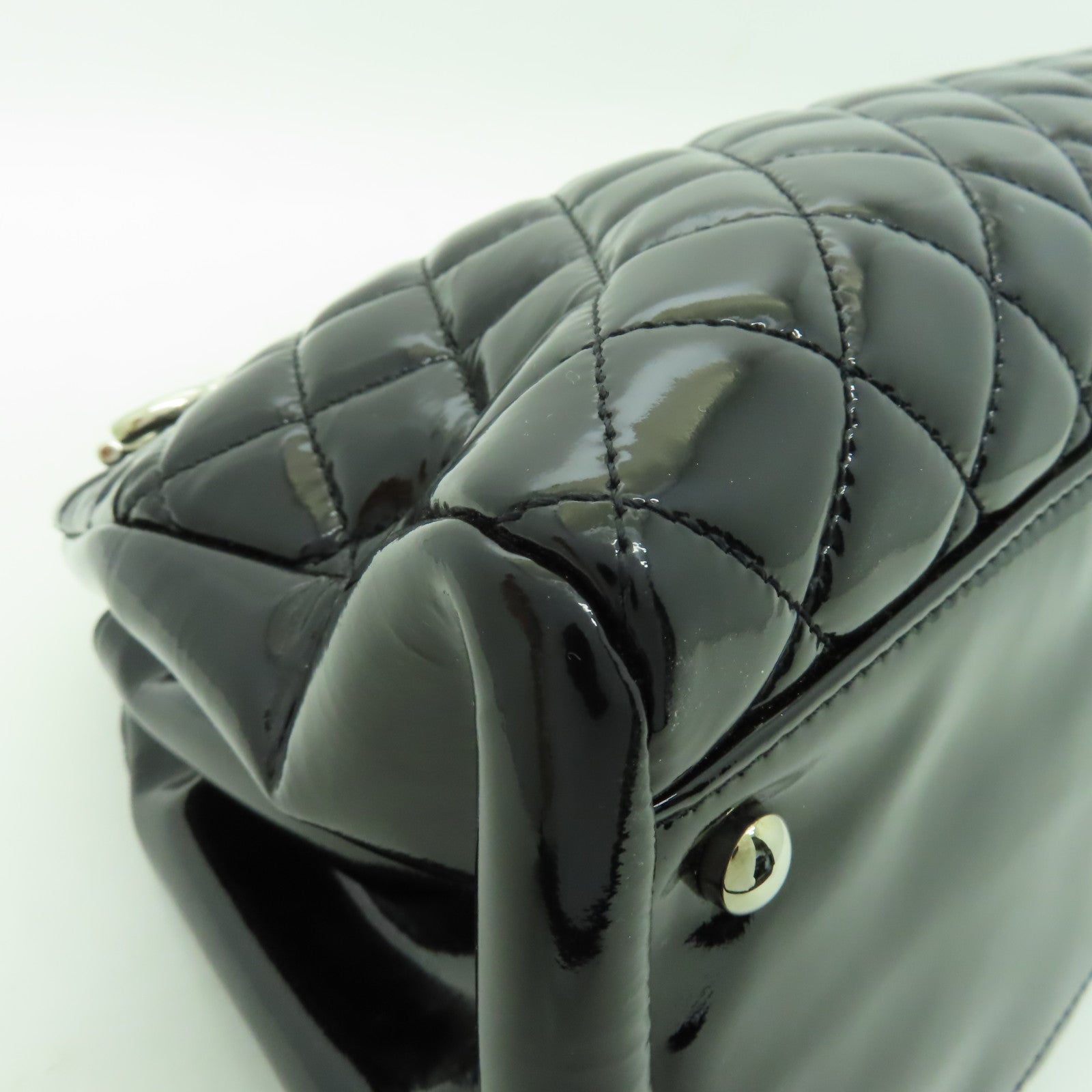 CHANEL 菱格漆皮皮革Mademoiselle銀扣肩背袋黒色
