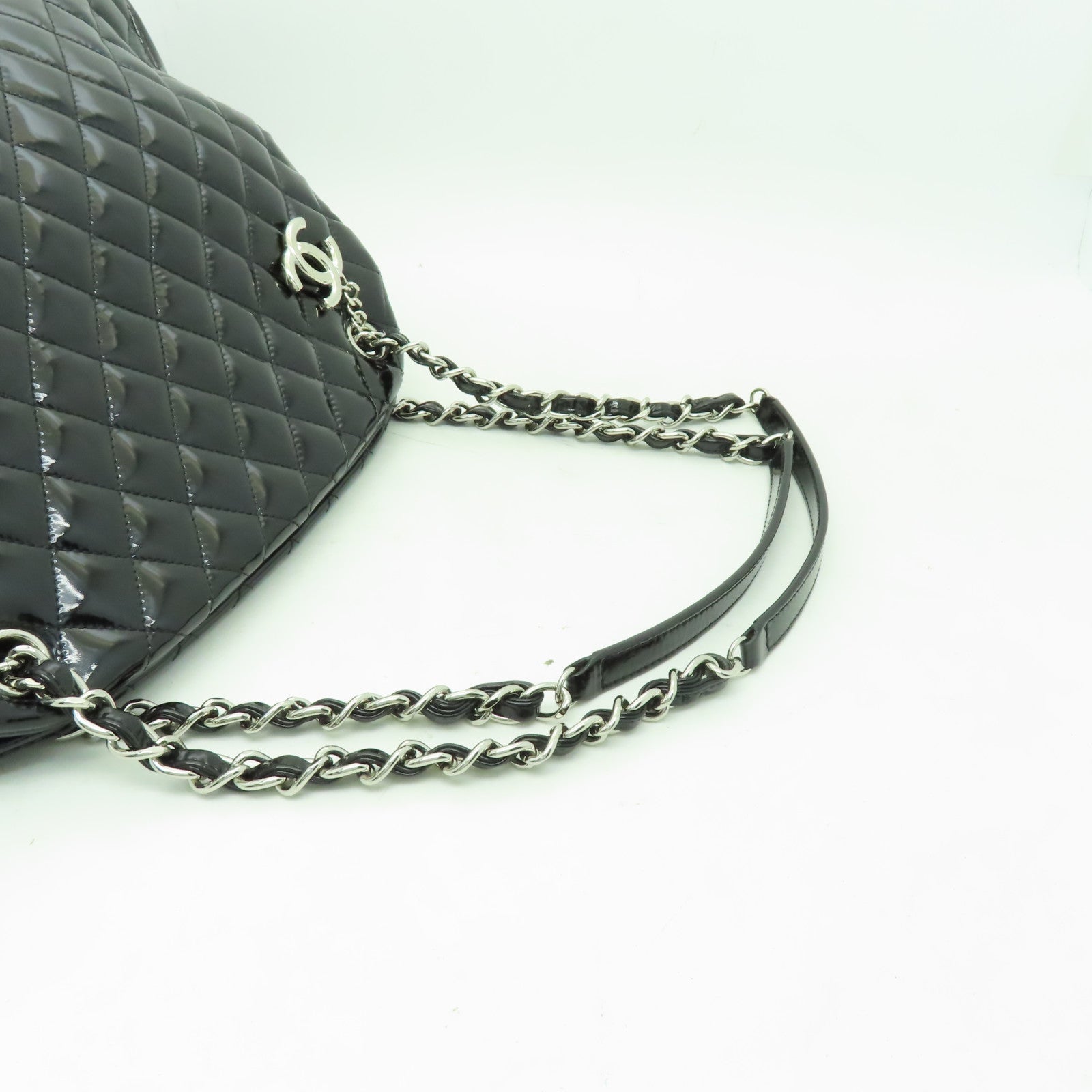 CHANEL 菱格漆皮皮革Mademoiselle銀扣肩背袋黒色