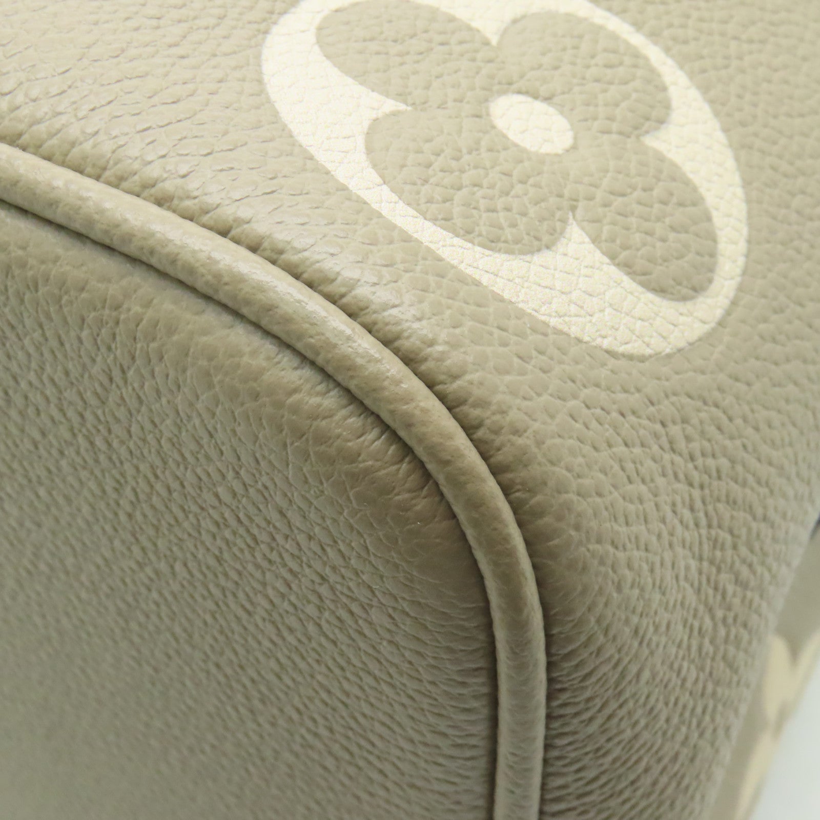 LOUIS VUITTON Monogram Empreinte Neo Noe MM金扣手挽肩背兩用袋奶油色