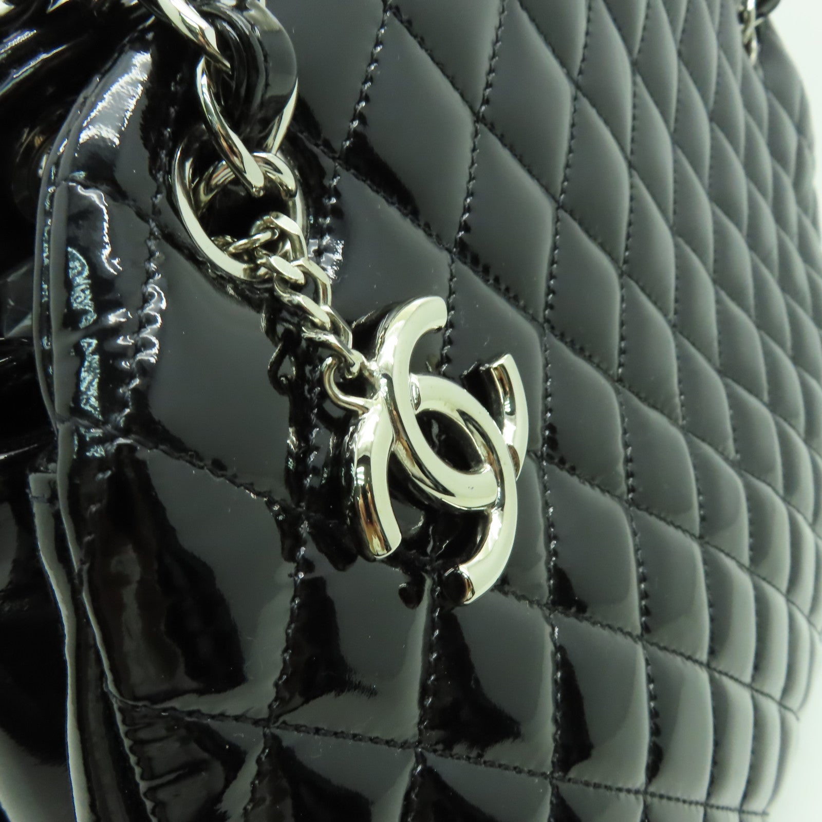 CHANEL 菱格漆皮皮革Mademoiselle銀扣肩背袋黒色