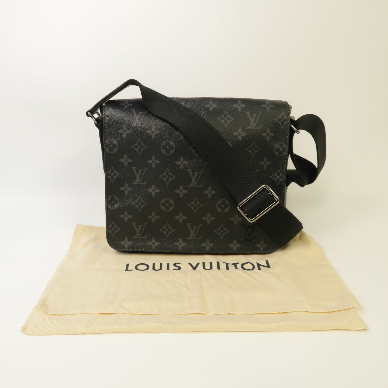 LOUIS VUITTON Monogram Eclipse District PM銀扣肩背袋黑色