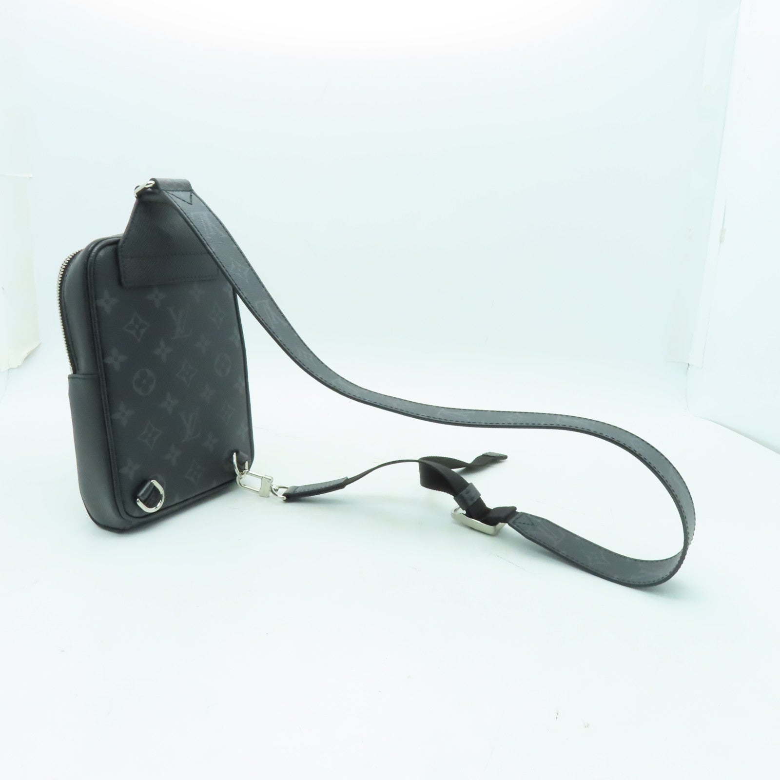 LOUIS VUITTON Monogram Taigarama Outdoor Sling Bag銀扣肩背袋黑色