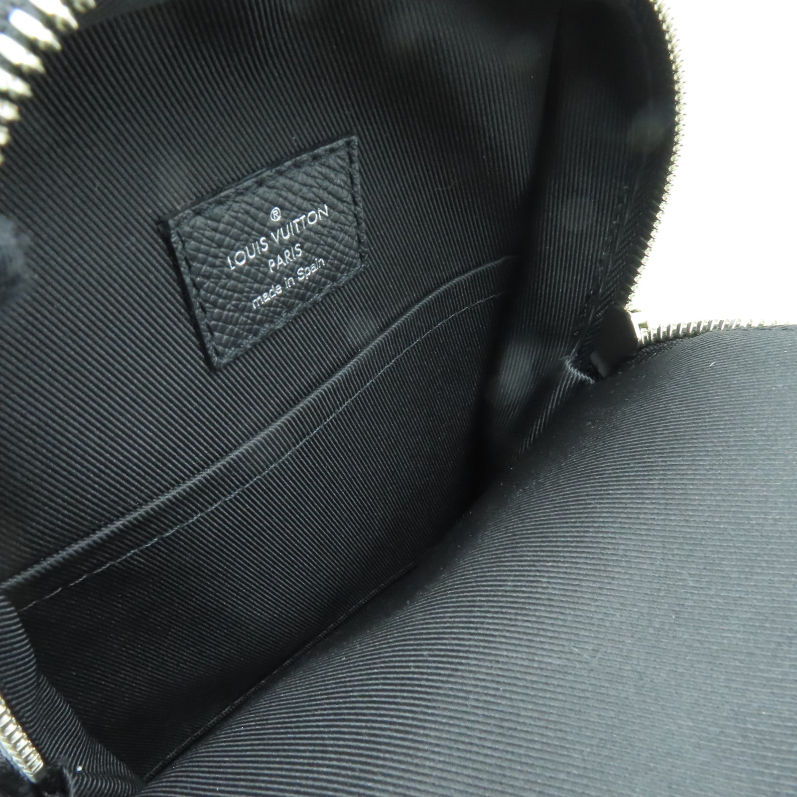 LOUIS VUITTON Monogram Taigarama Outdoor Sling Bag銀扣肩背袋黑色