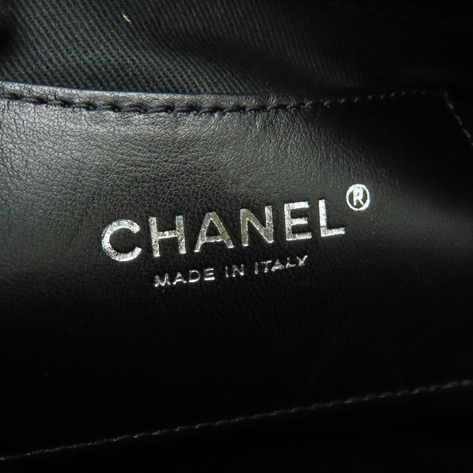 CHANEL 菱格漆皮皮革Mademoiselle銀扣肩背袋黒色