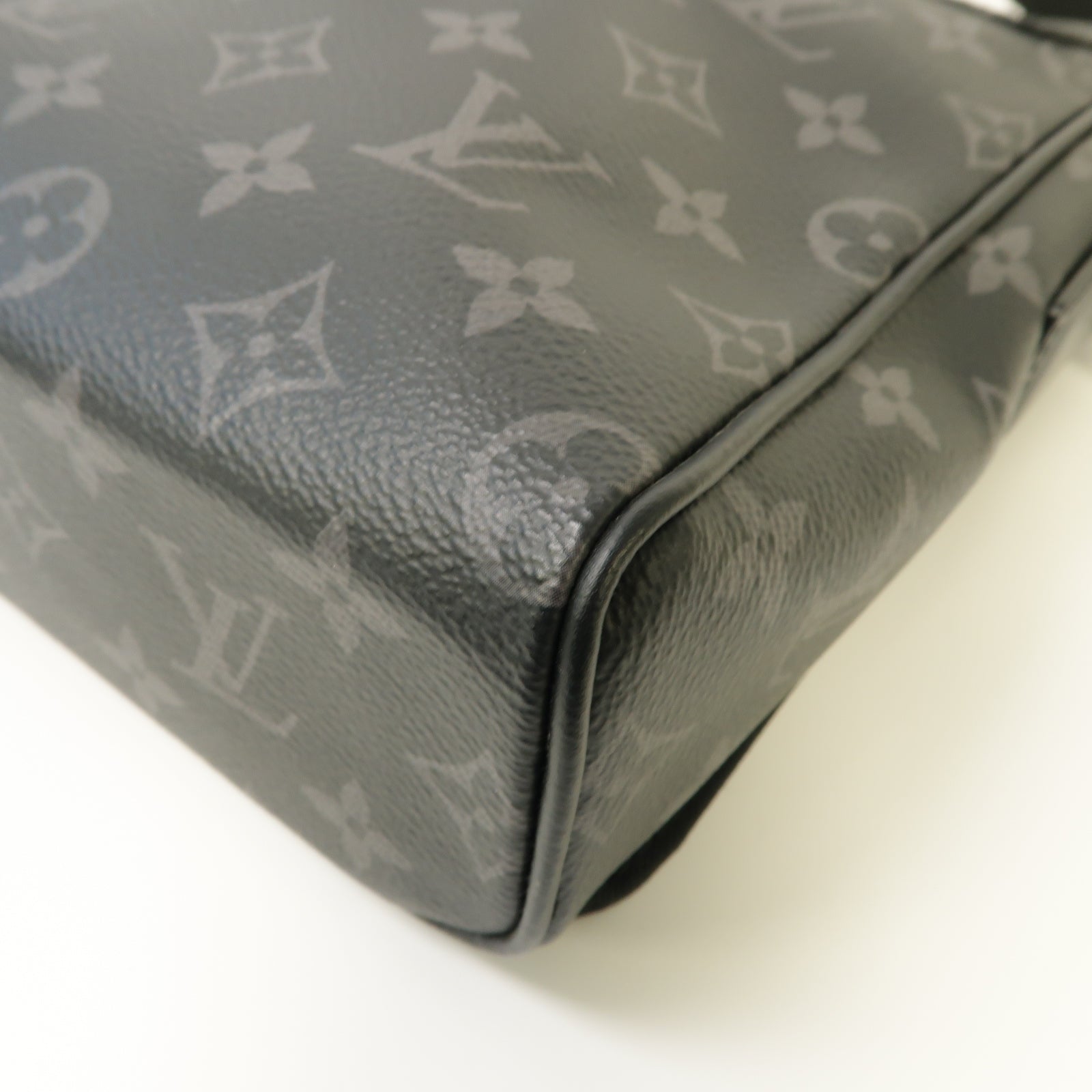 LOUIS VUITTON Monogram Eclipse District PM銀扣肩背袋黑色