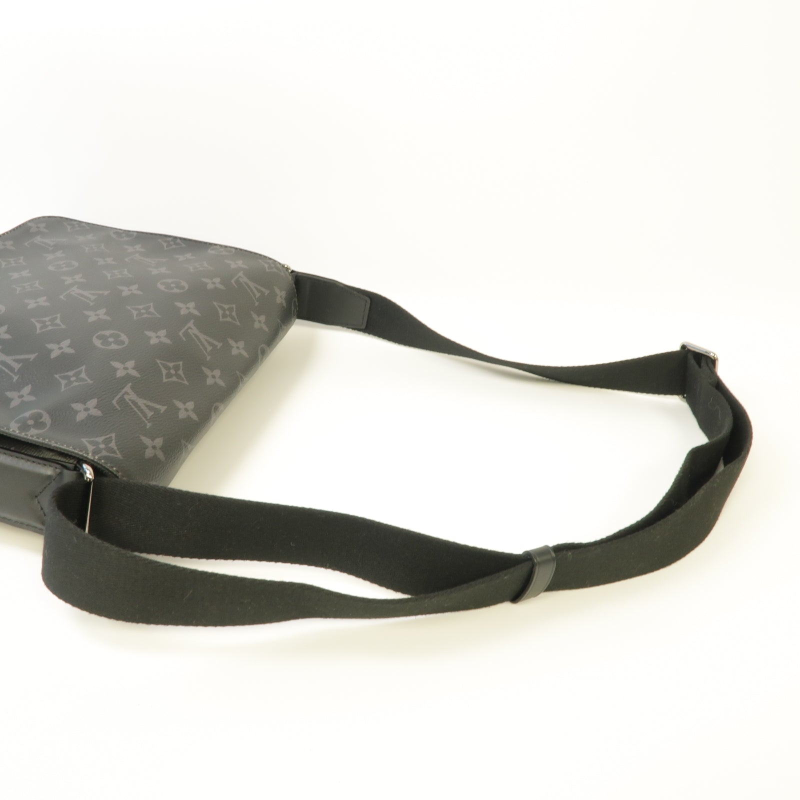 LOUIS VUITTON Monogram Eclipse District PM銀扣肩背袋黑色