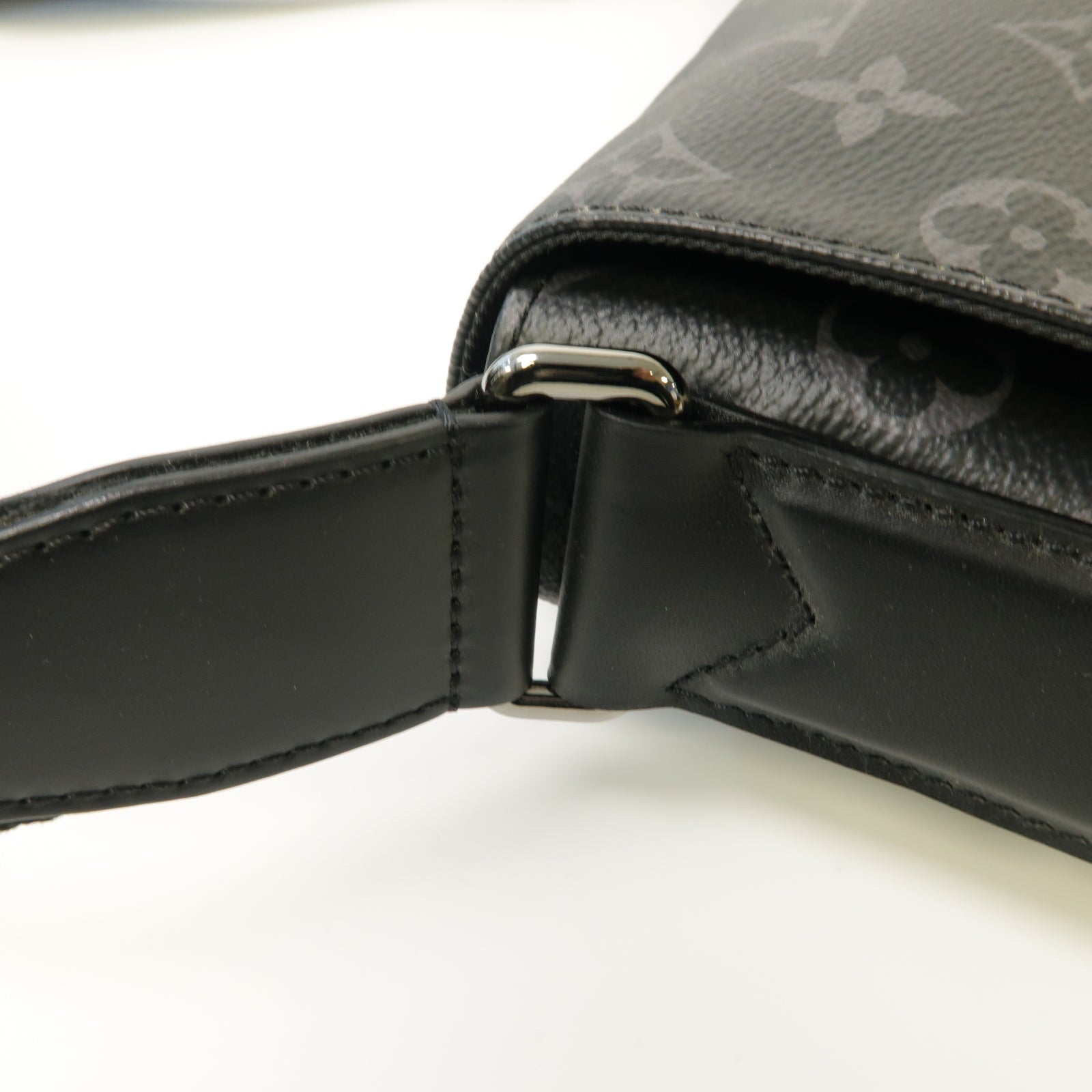LOUIS VUITTON Monogram Eclipse District PM銀扣肩背袋黑色