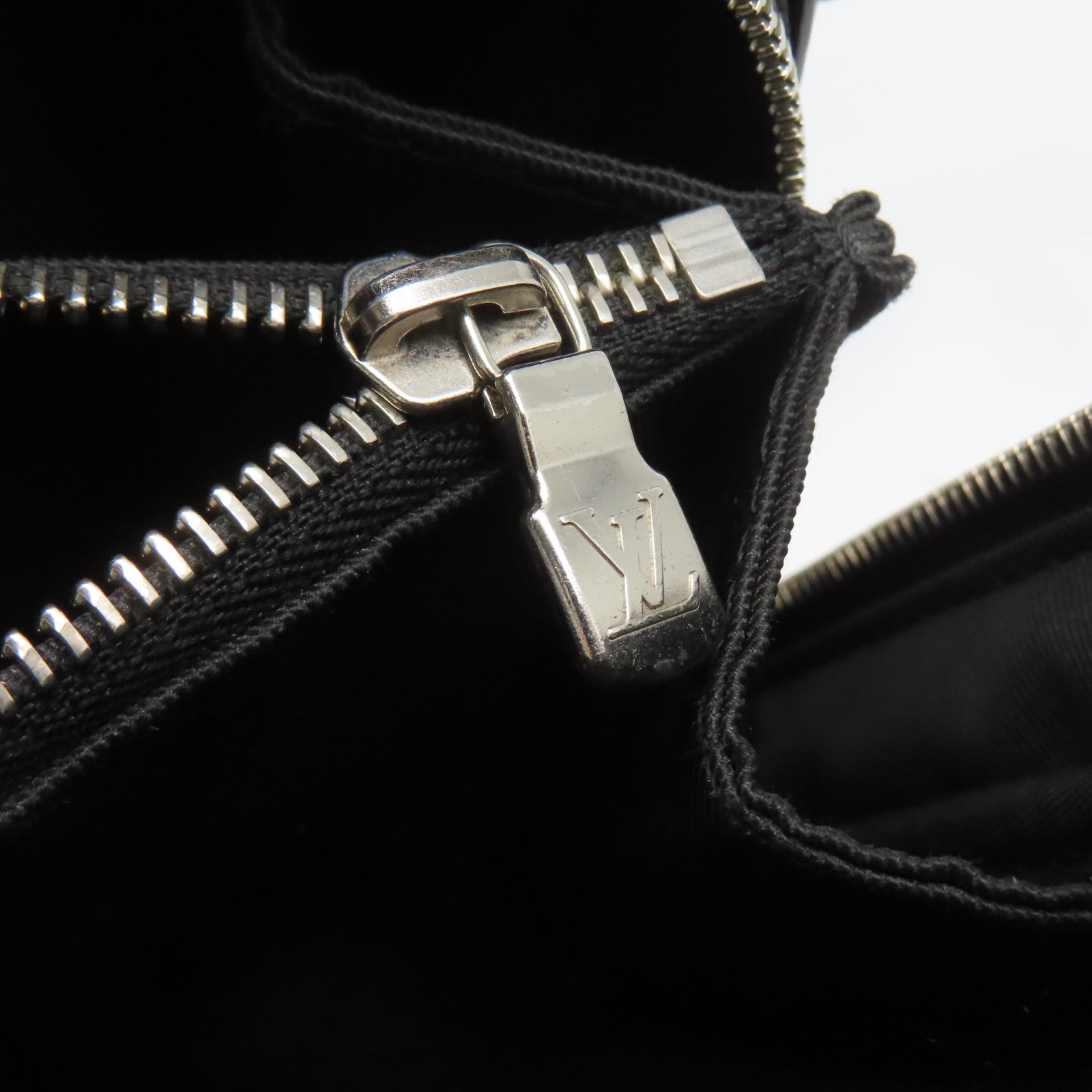 LOUIS VUITTON Damier Infini Sirius Messenger Bag銀扣肩背袋黑色