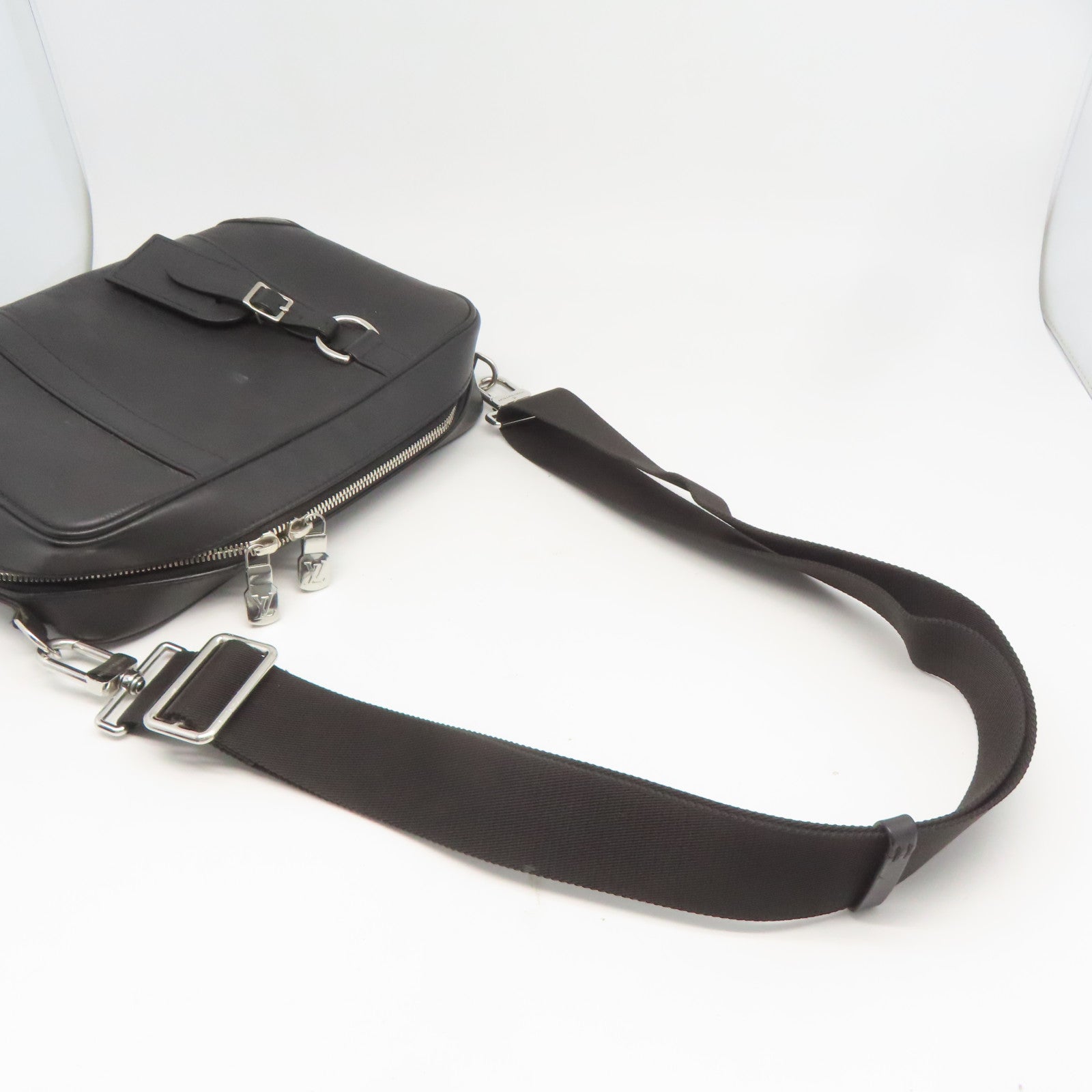 LOUIS VUITTON Damier Infini Sirius Messenger Bag銀扣肩背袋黑色
