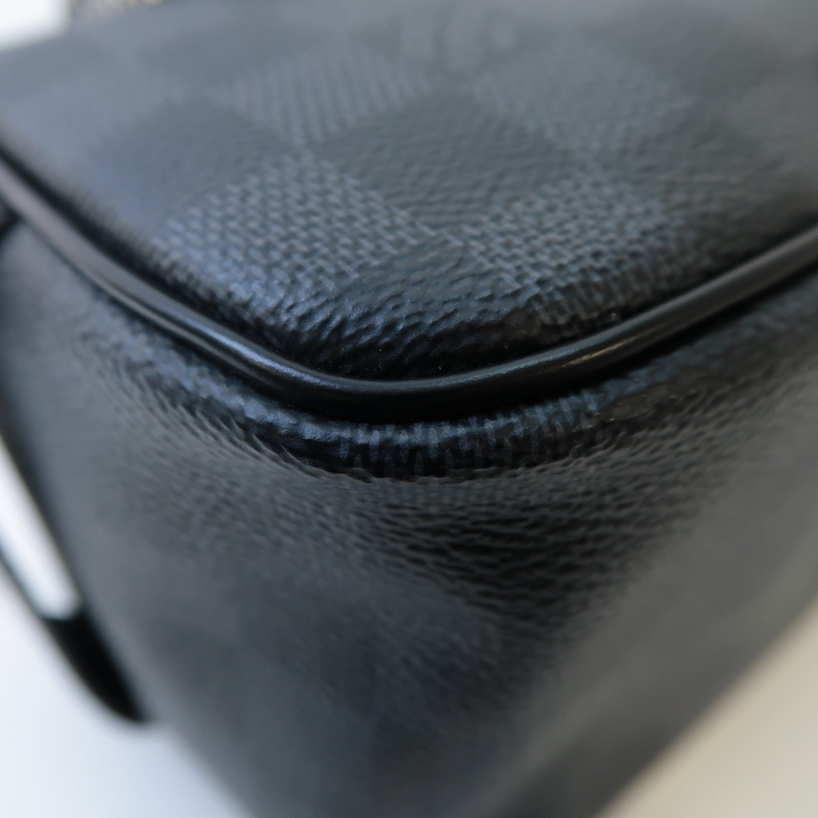 LOUIS VUITTON Damier Graphite Toiletry Pouch Clutch Bag銀扣手拿包黑色