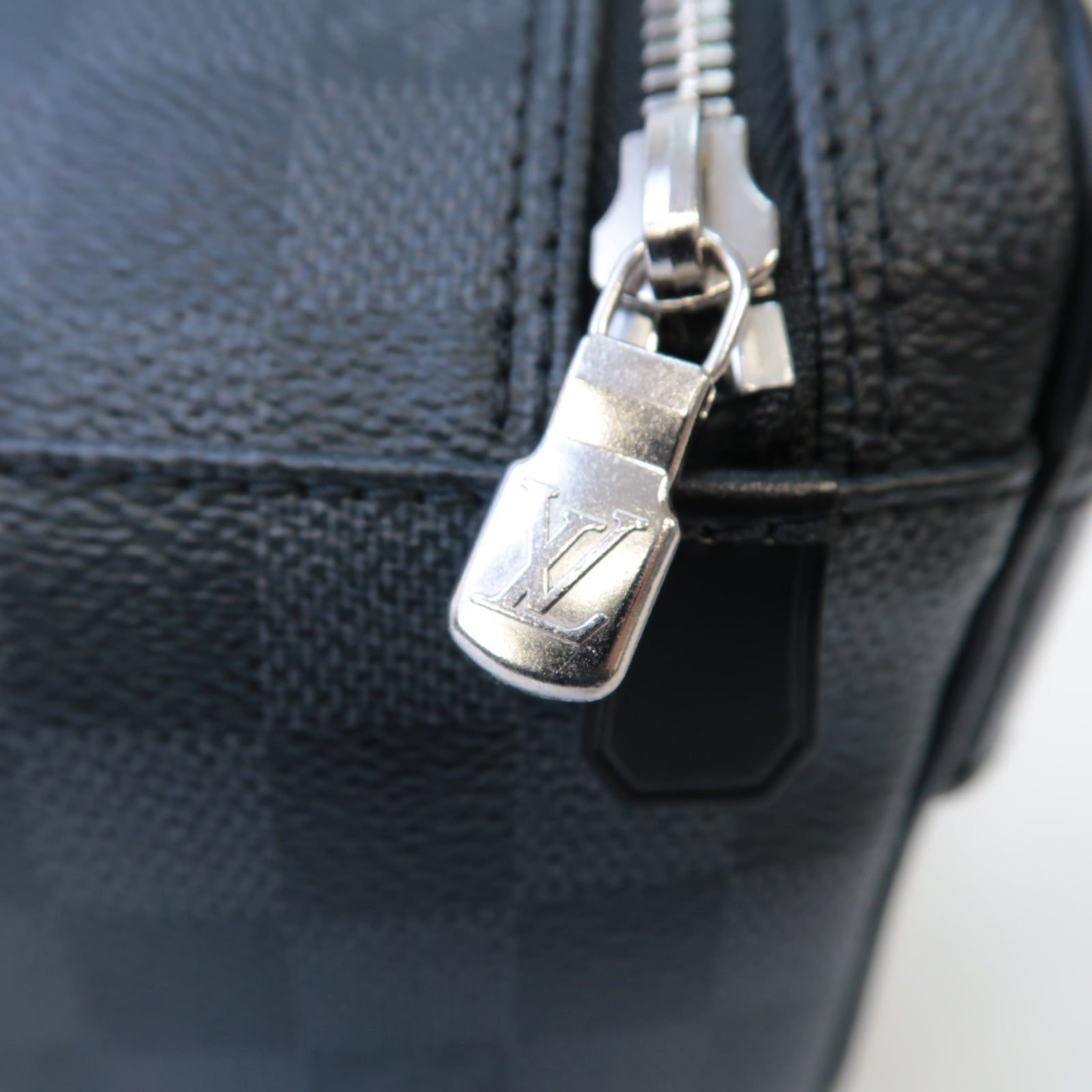 LOUIS VUITTON Damier Graphite Toiletry Pouch Clutch Bag銀扣手拿包黑色