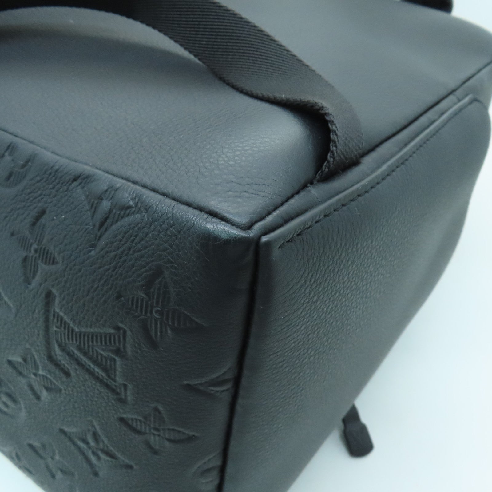 LOUIS VUITTON Monogram Embossed Discovery Backpack银扣背包黑色