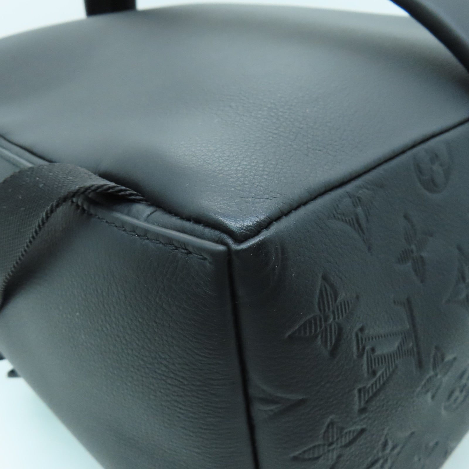 LOUIS VUITTON Monogram Embossed Discovery Backpack银扣背包黑色