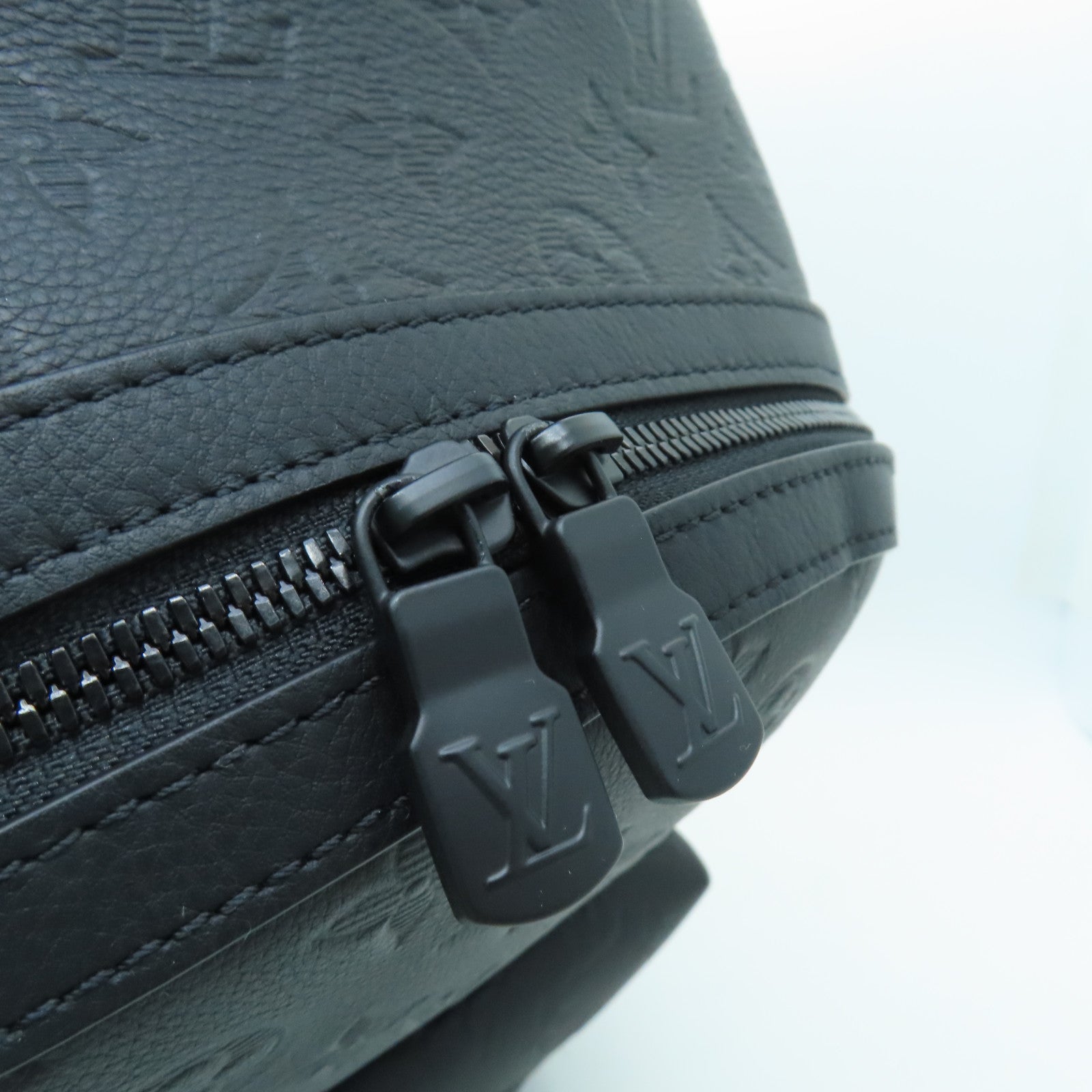 LOUIS VUITTON Monogram Embossed Discovery Backpack银扣背包黑色