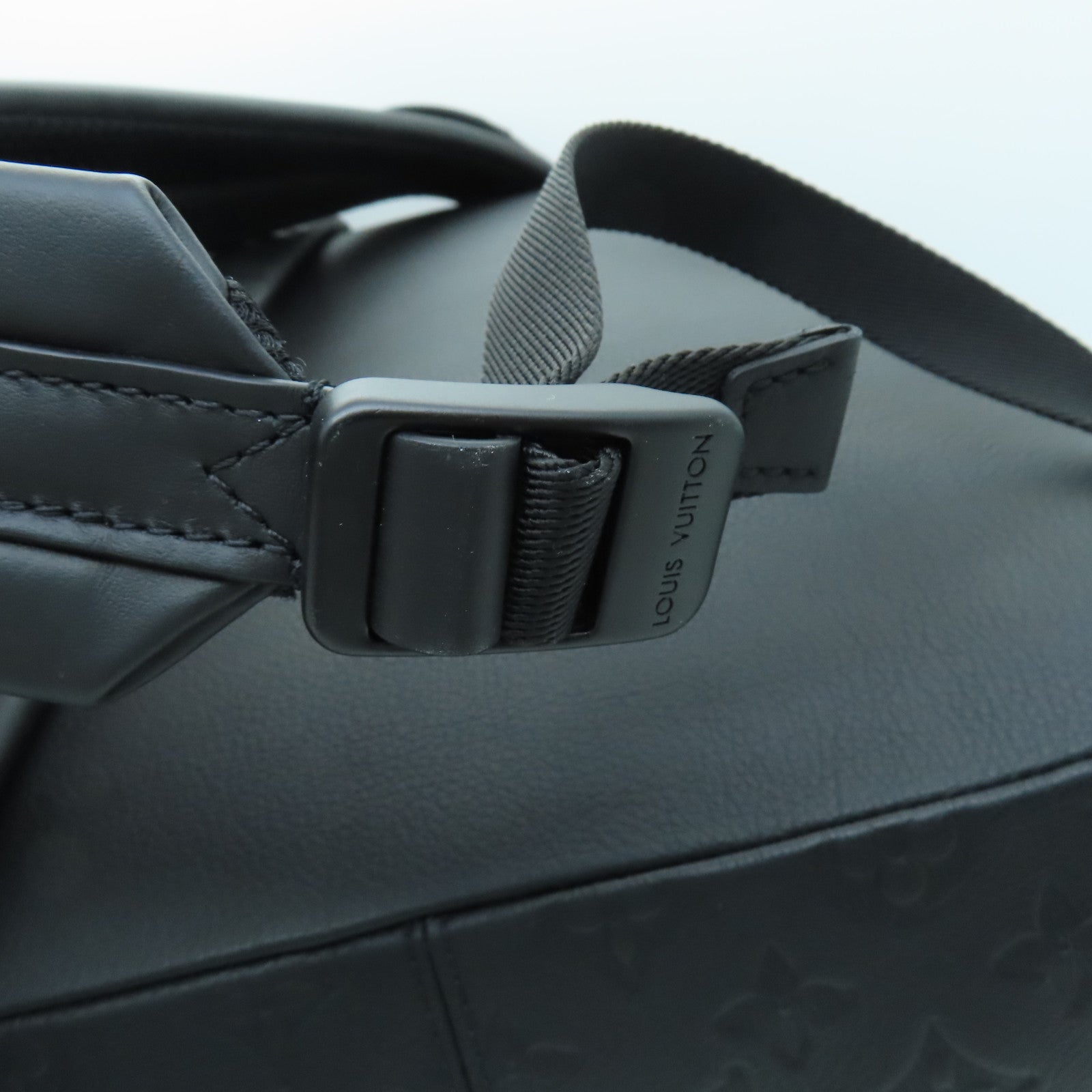 LOUIS VUITTON Monogram Embossed Discovery Backpack银扣背包黑色