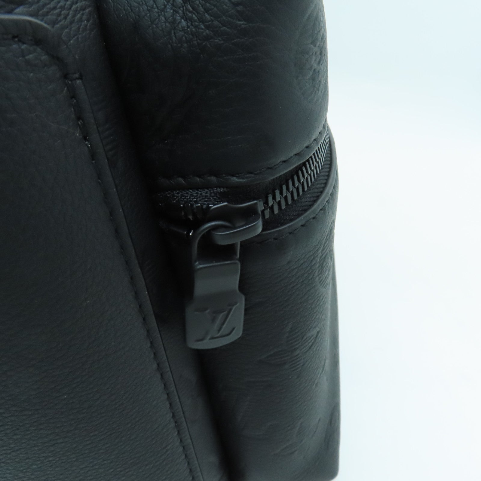 LOUIS VUITTON Monogram Embossed Discovery Backpack银扣背包黑色