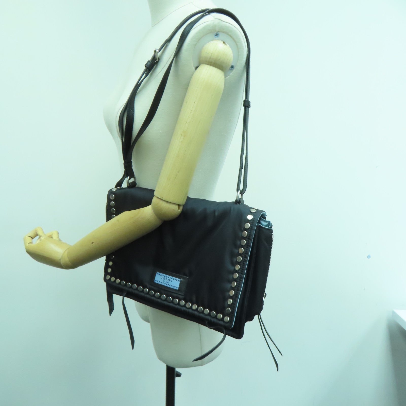 PRADA 尼龙Shoulder Bag金扣肩背袋黑色