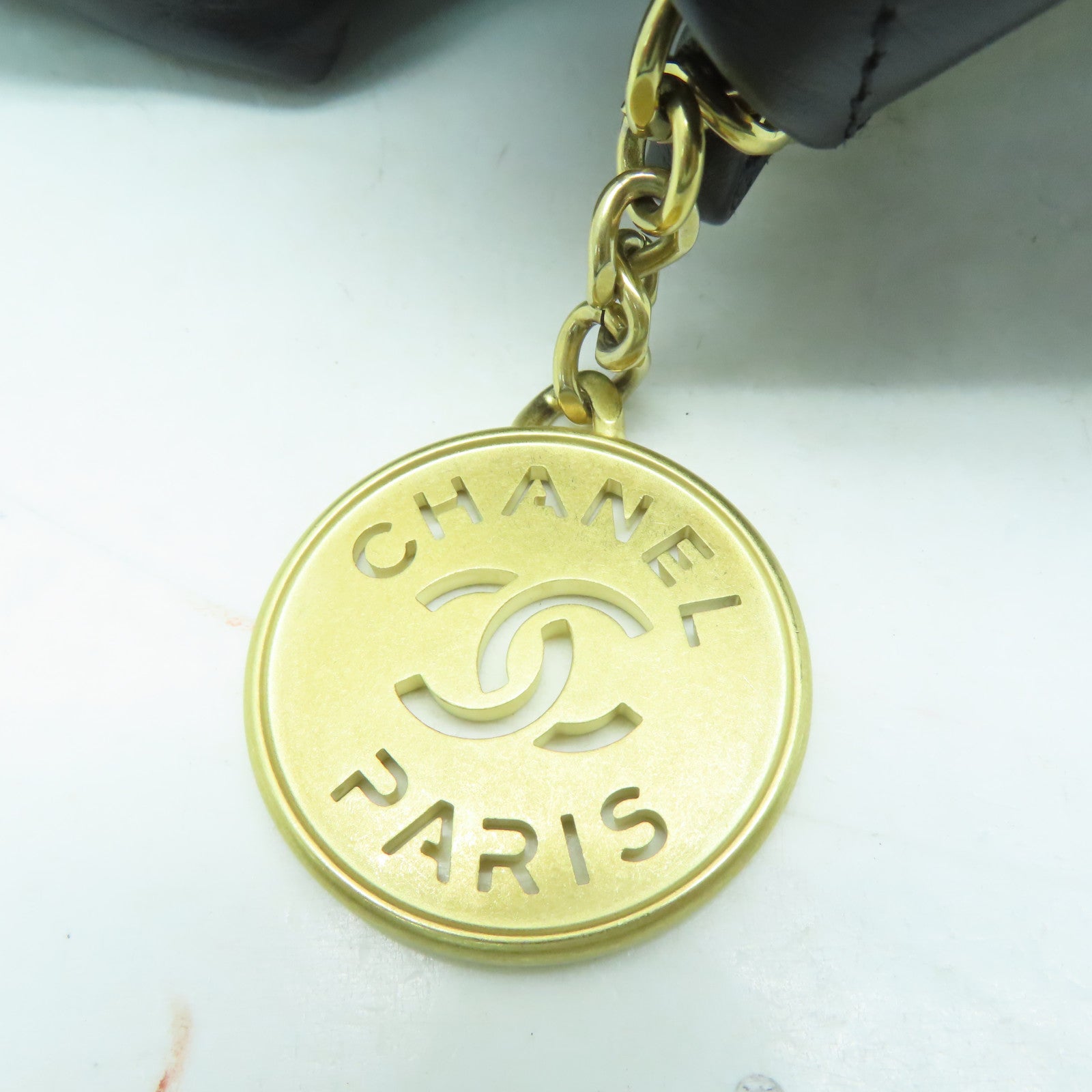 CHANEL 菱格牛皮皮革C22 Medium金扣鏈帶肩背袋黑色