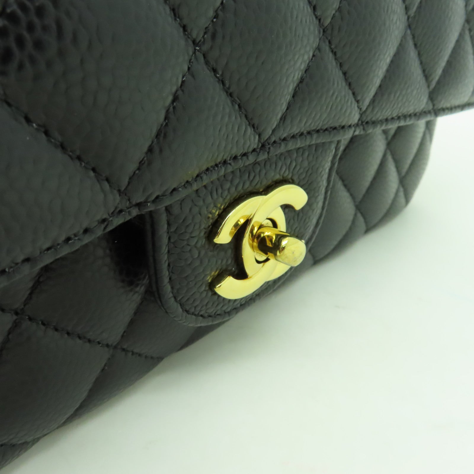 CHANEL 菱格Caviar皮革Classic Flap 25金扣鏈帶肩背袋黒色