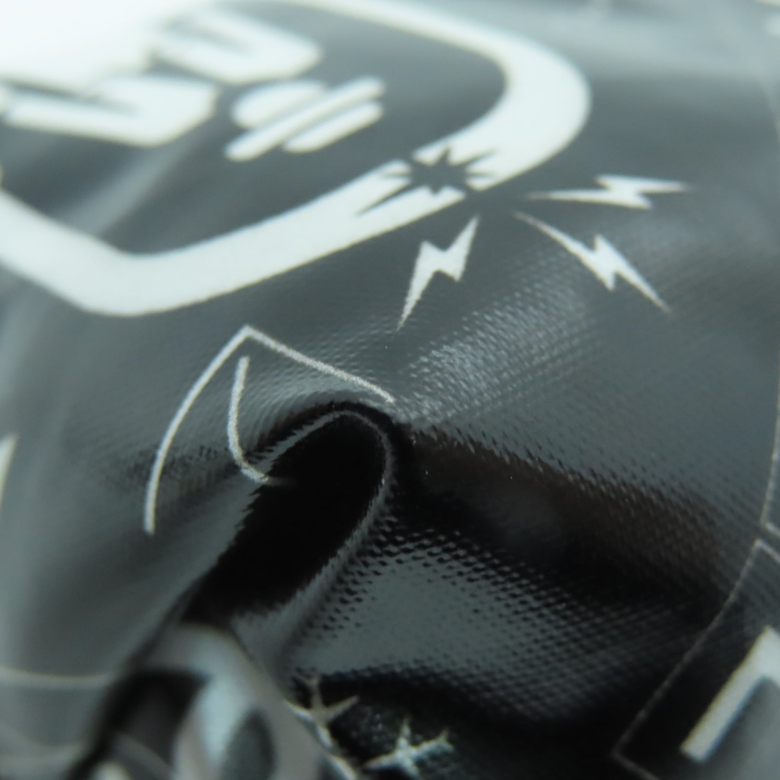 CHANEL 塗層尼龍Pencil Case銀扣手拿包黑色/白色