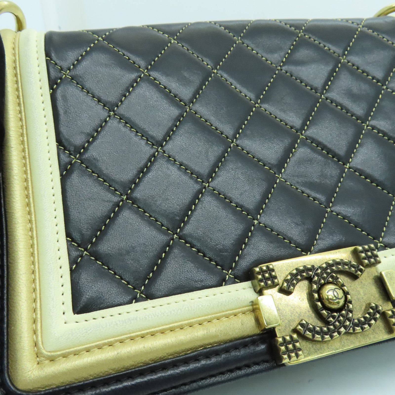 CHANEL 菱格羊皮皮革Boy 25cm金扣链带肩背袋黑色白色米色
