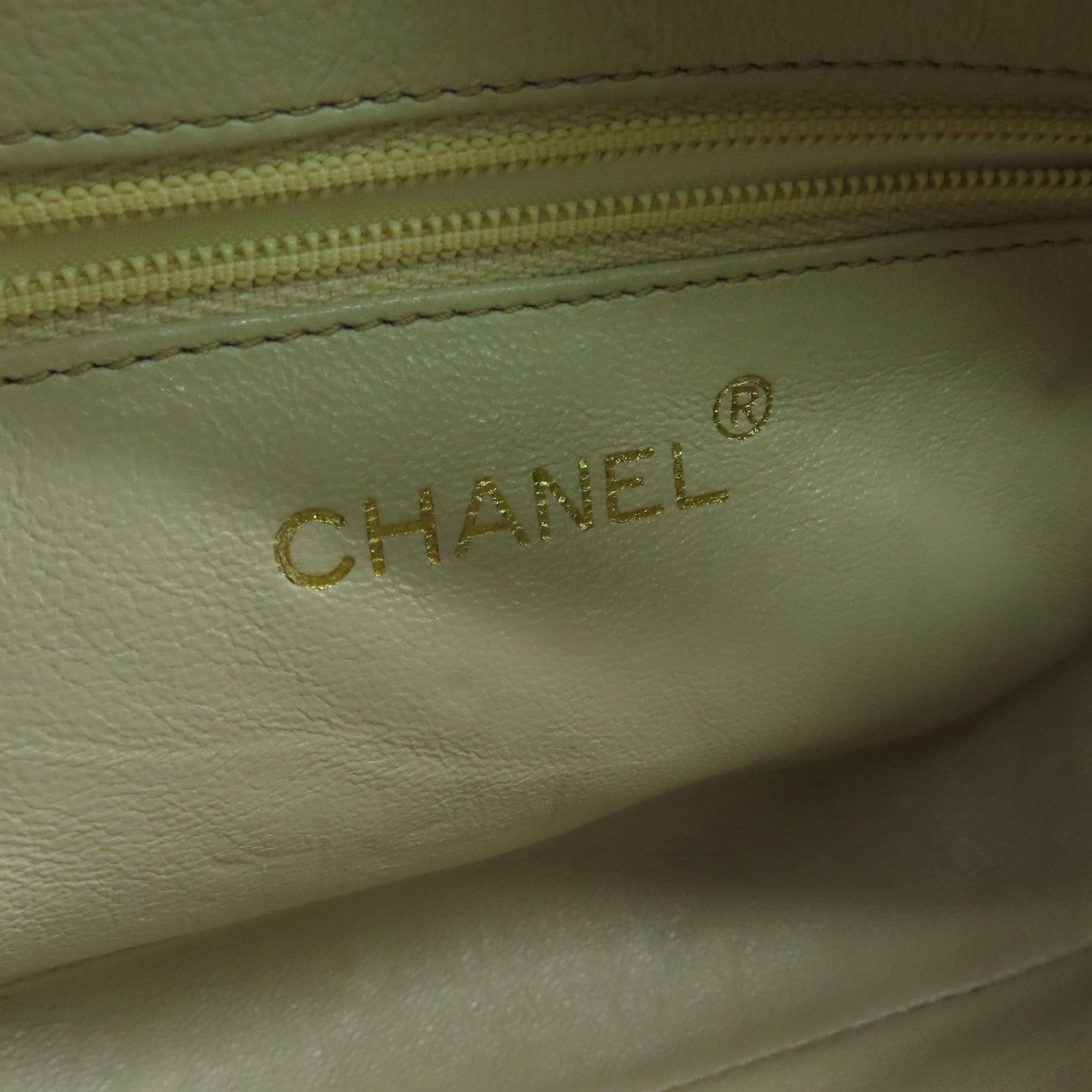 CHANEL 羊皮皮革Chain Shoulder金扣链带肩背袋杏色