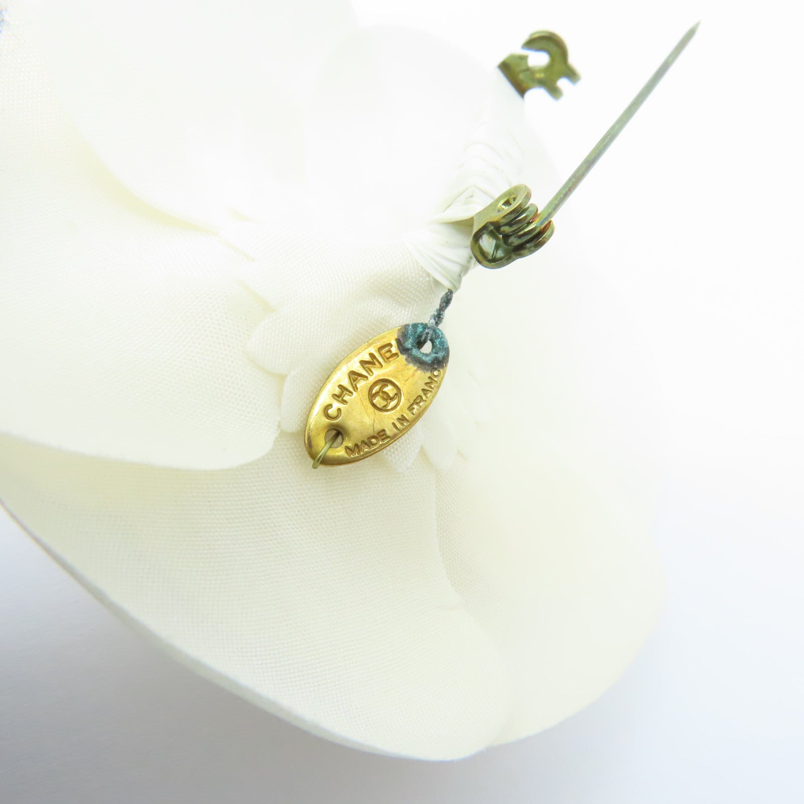 CHANEL 絲質Brooch金扣胸針白色
