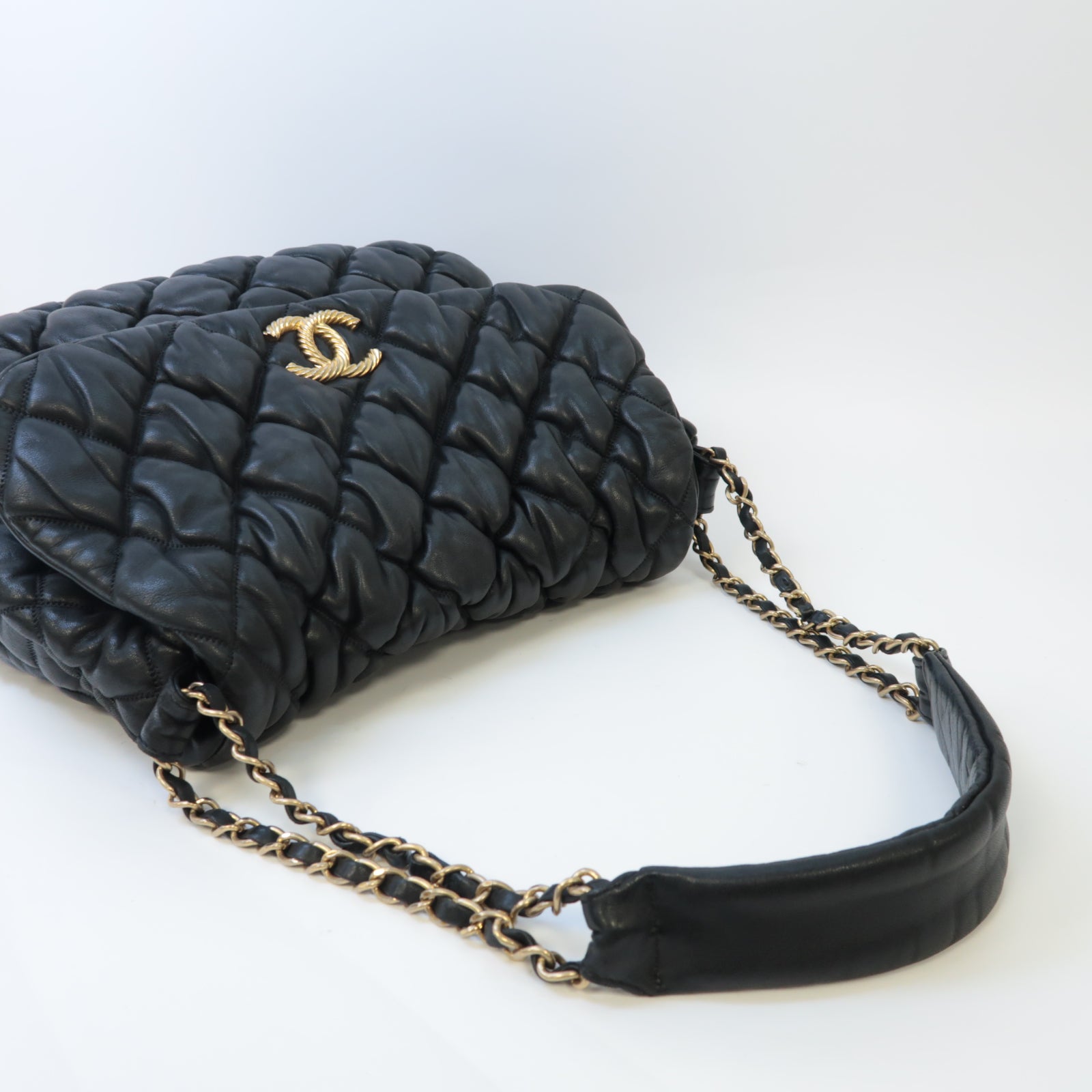 CHANEL 菱格牛皮皮革Chain Shoulder金扣鏈帶肩背袋黑色