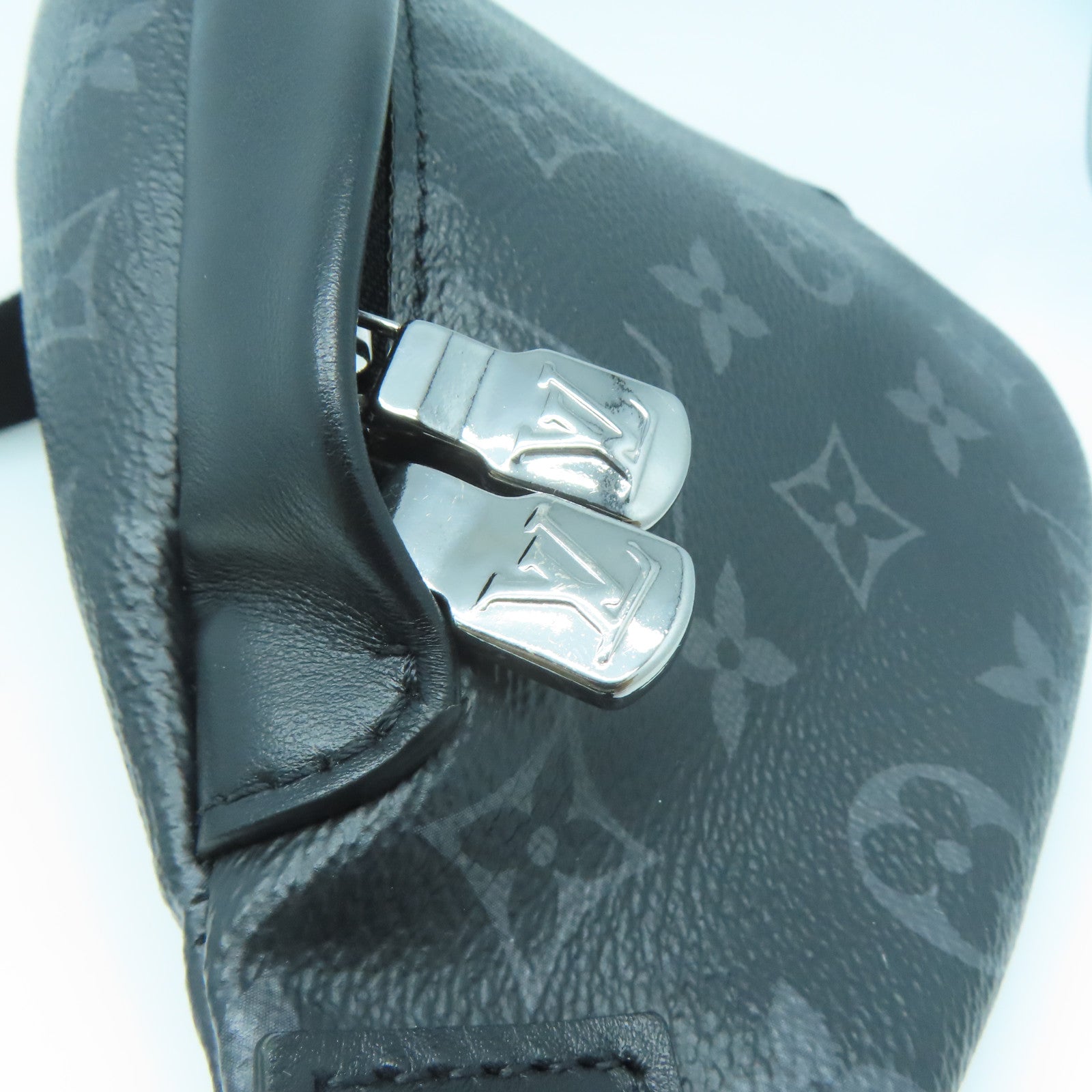LOUIS VUITTON Monogram Eclipse Discovery Bumbag PM銀扣腰包黑色