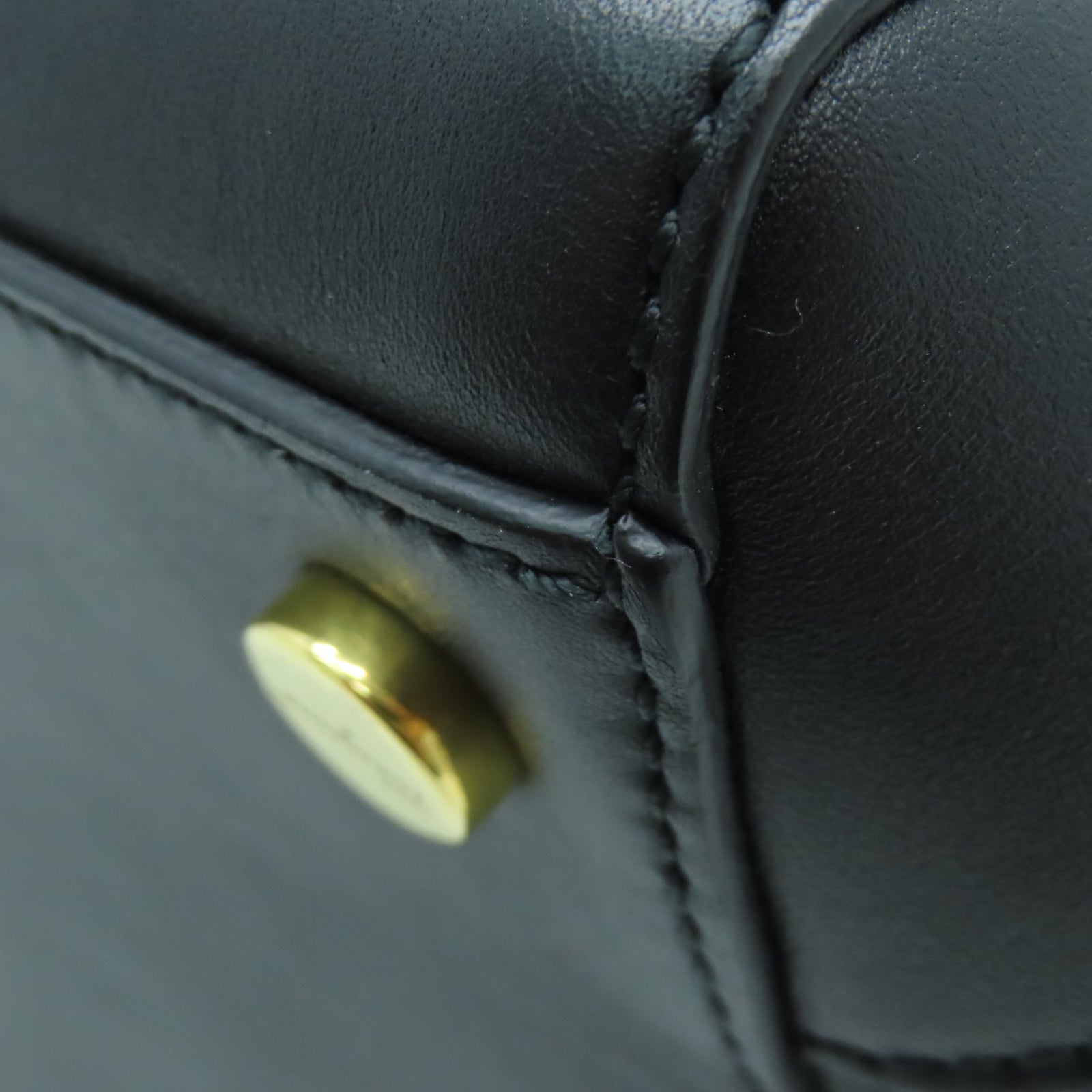 Salvatore Ferragamo Leather Shoulder Bag Gold Buckle Handle Shoulder Bag Black