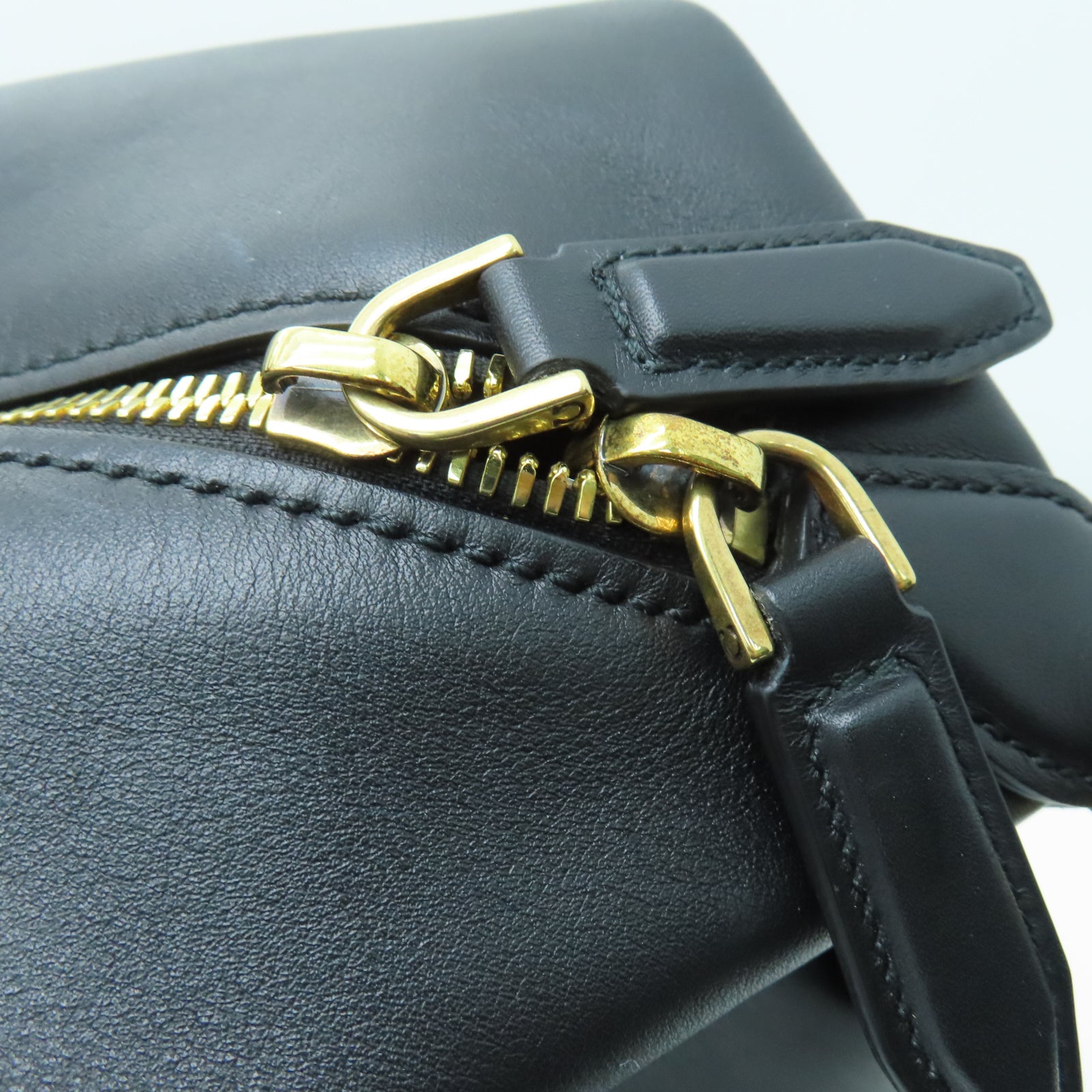 Salvatore Ferragamo Leather Shoulder Bag Gold Buckle Handle Shoulder Bag Black