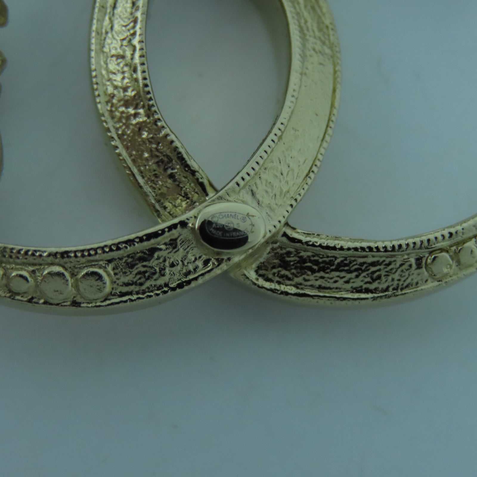 CHANEL 金属/PVC Brooch金扣胸针金色