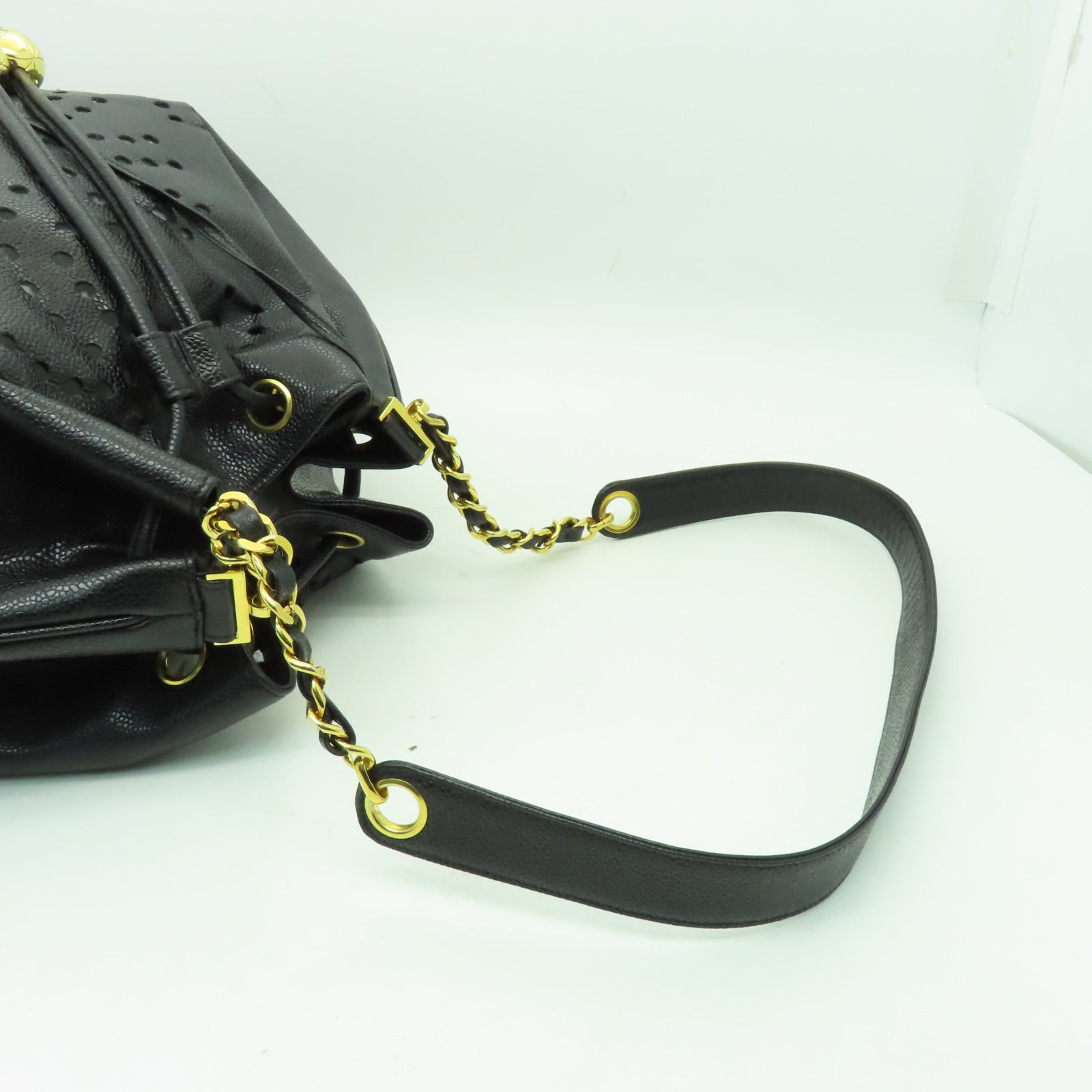CHANEL Caviar皮革Drawstring Shoulder Bag金扣鏈帶肩背袋黑色