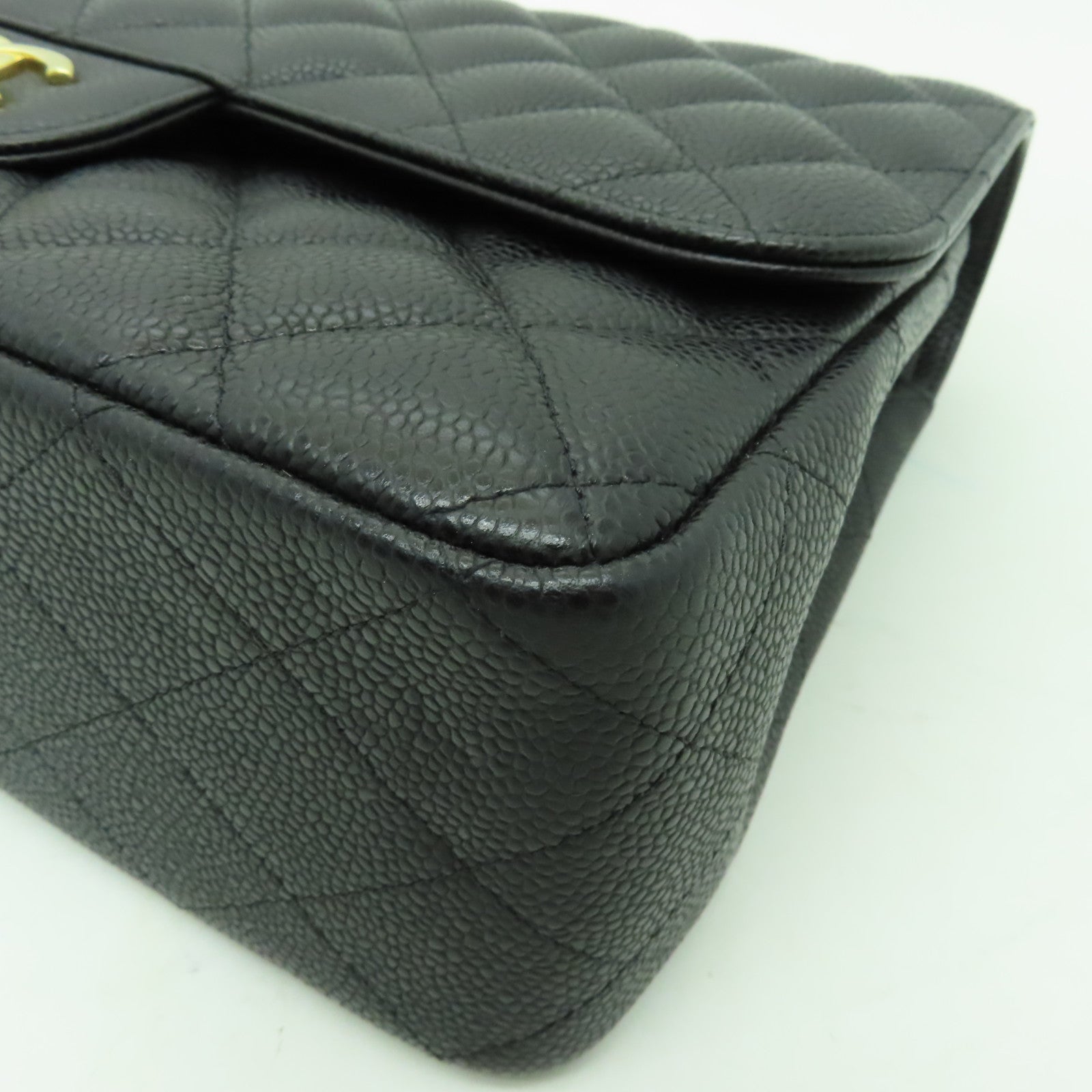 CHANEL 菱格Caviar皮革Classic Flap 30金扣鏈帶肩背袋黑色